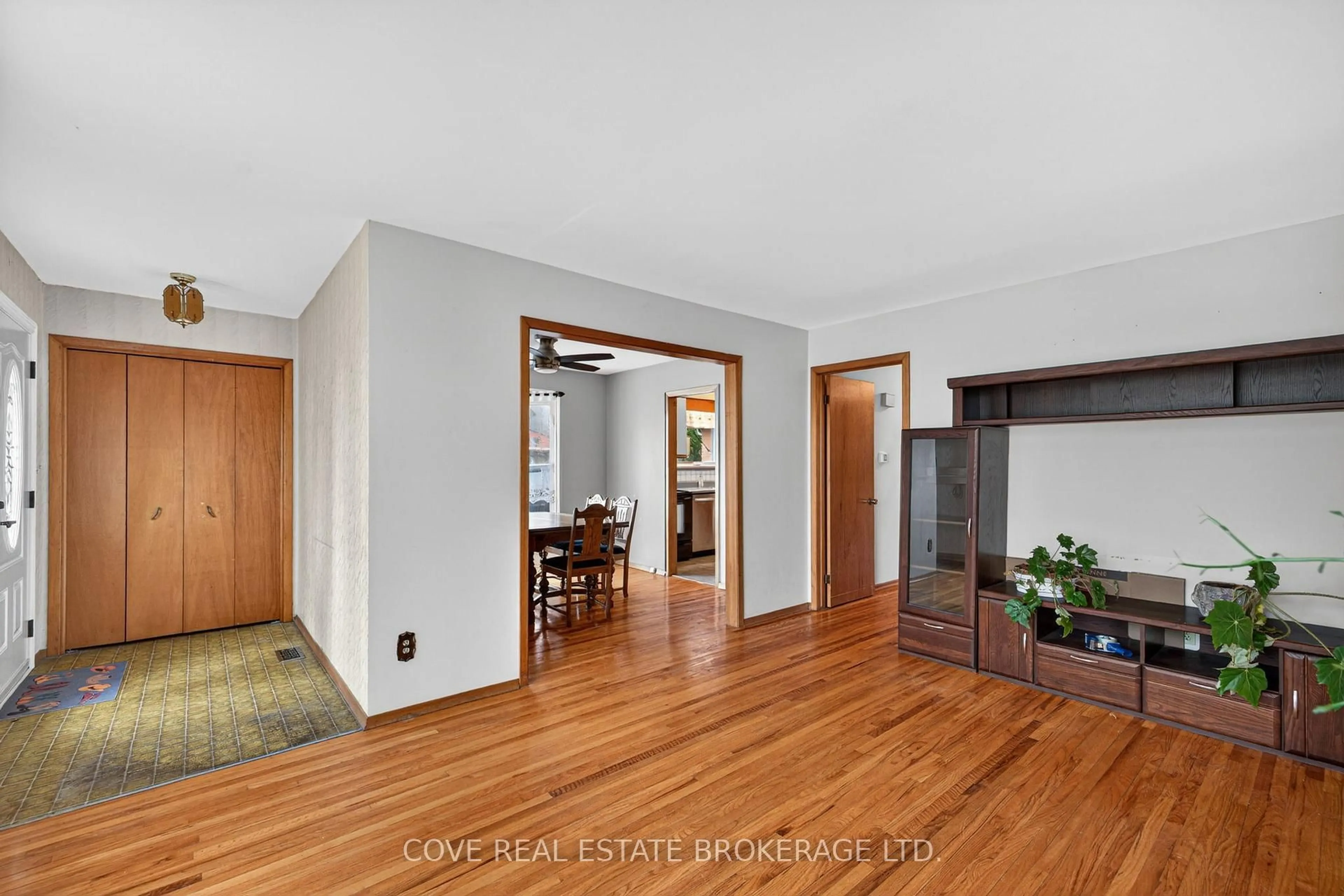 Indoor entryway for 999 Willow Dr, London South Ontario N6E 1P4