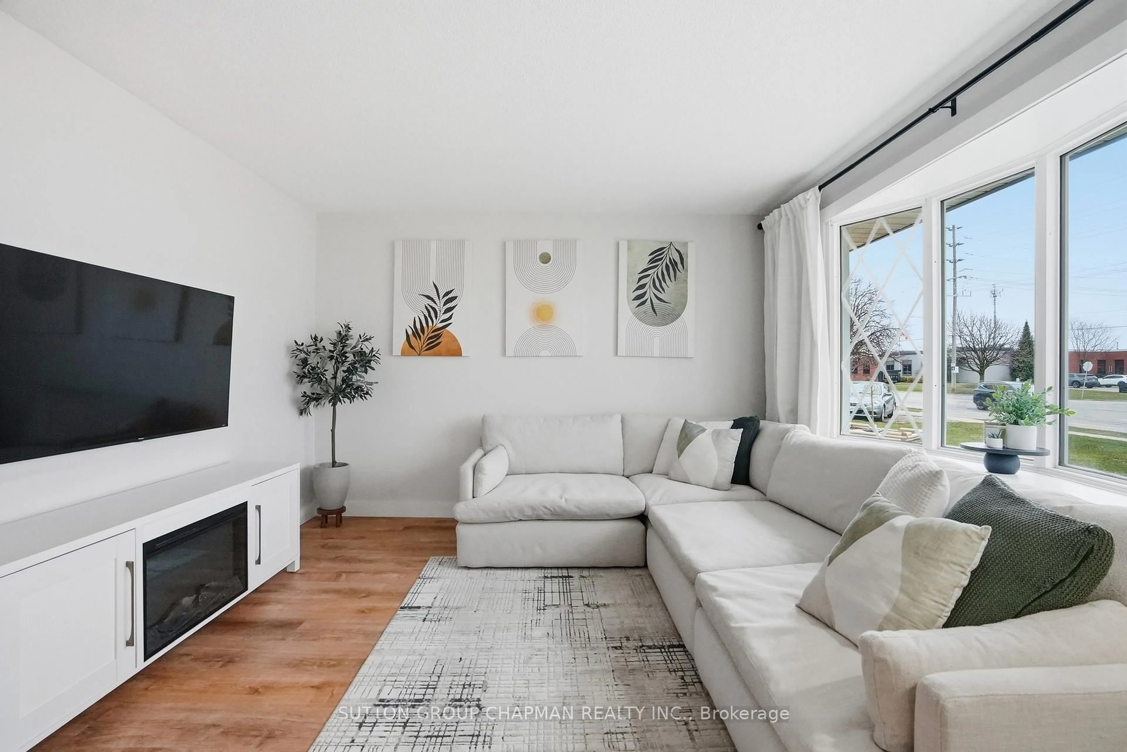 Living room with furniture, unknown for 136 South Edgeware Rd, St. Thomas Ontario N5P 2H6