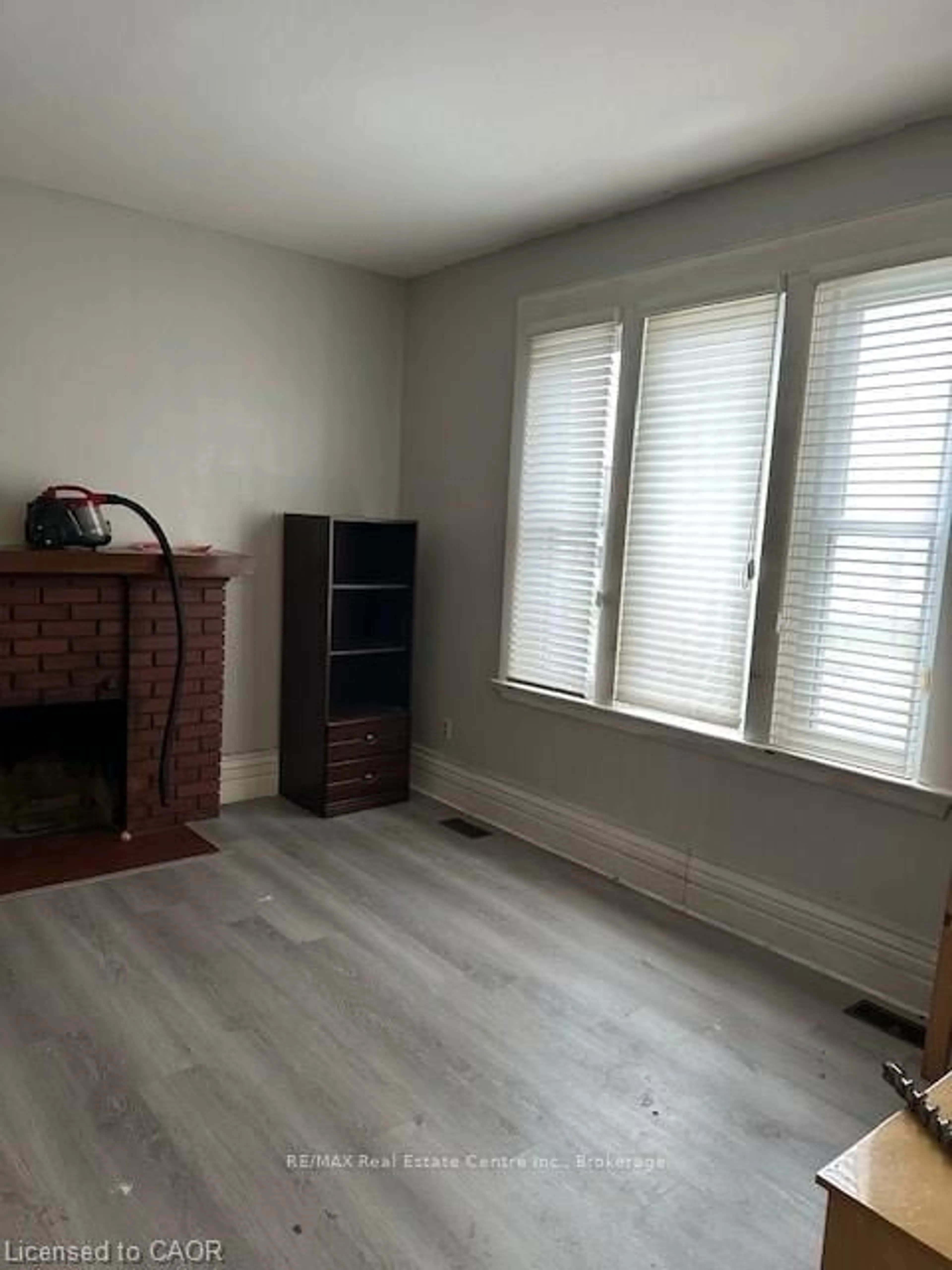 A pic of a room for 867 Queens Ave, London East Ontario N5W 3H7