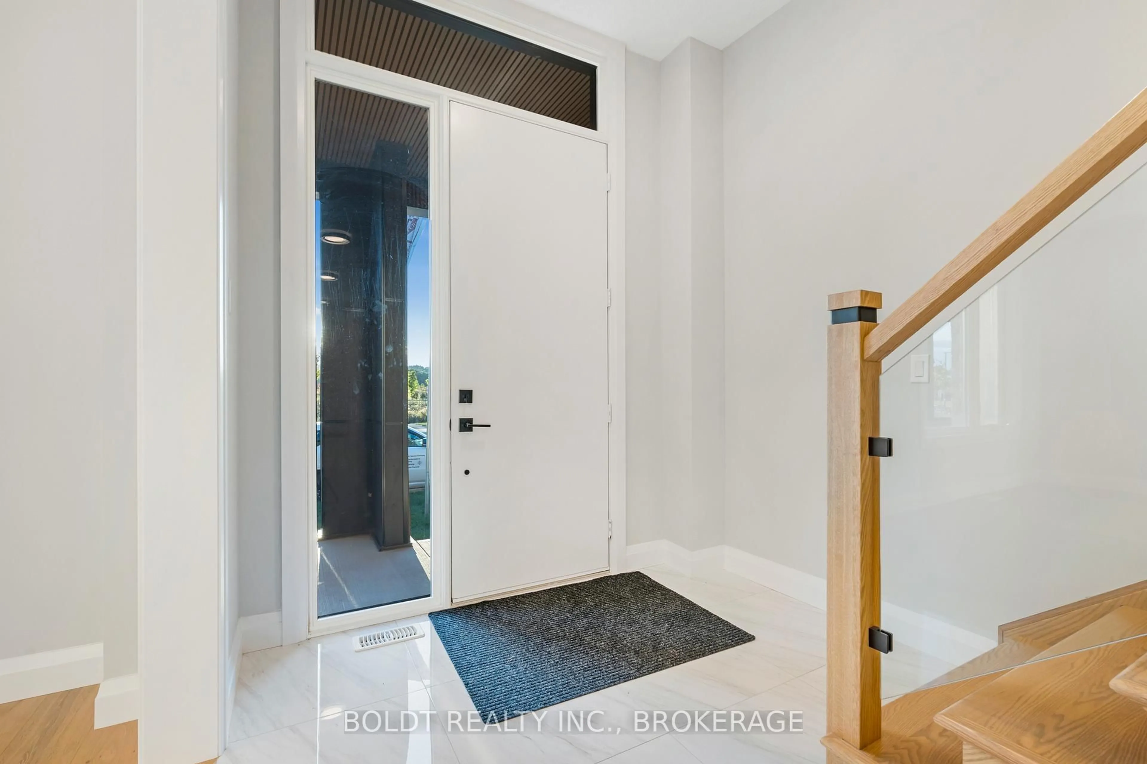 Indoor entryway for 35 WELLSPRING Way, Pelham Ontario L3B 5N5