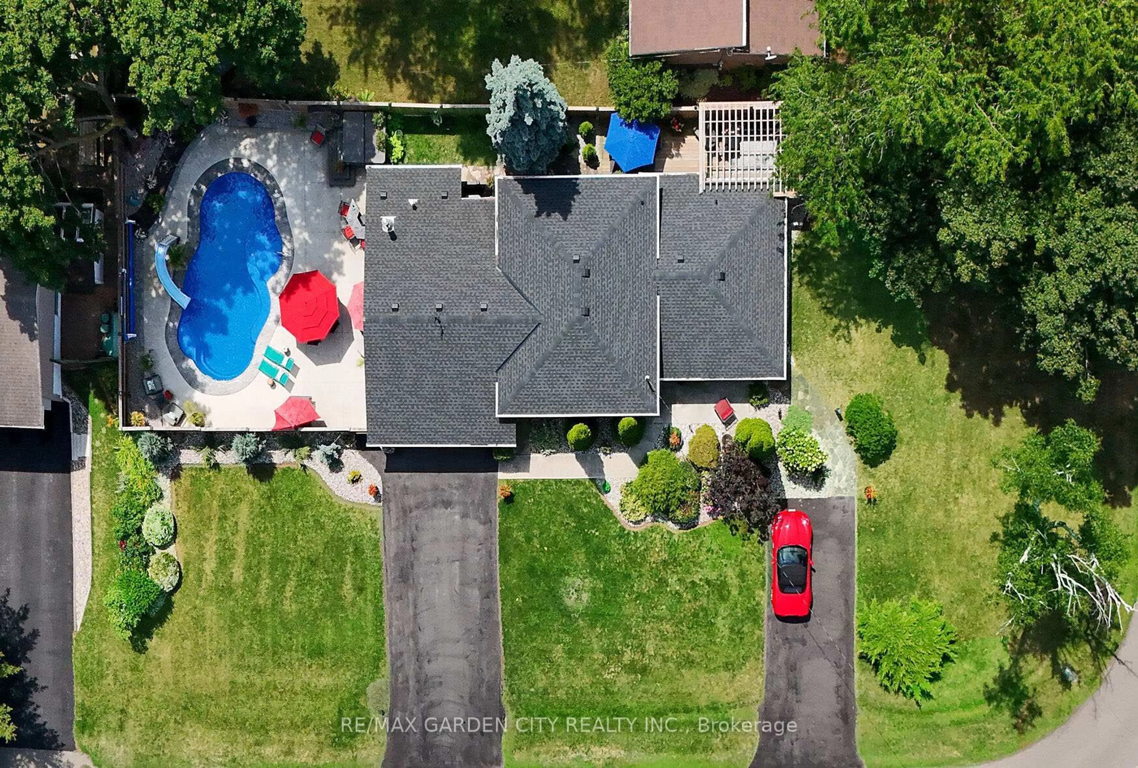 A pic from outside/outdoor area/front of a property/back of a property/a pic from drone, street for 8 BENDAMERE Dr, Grimsby Ontario L3M 2N3