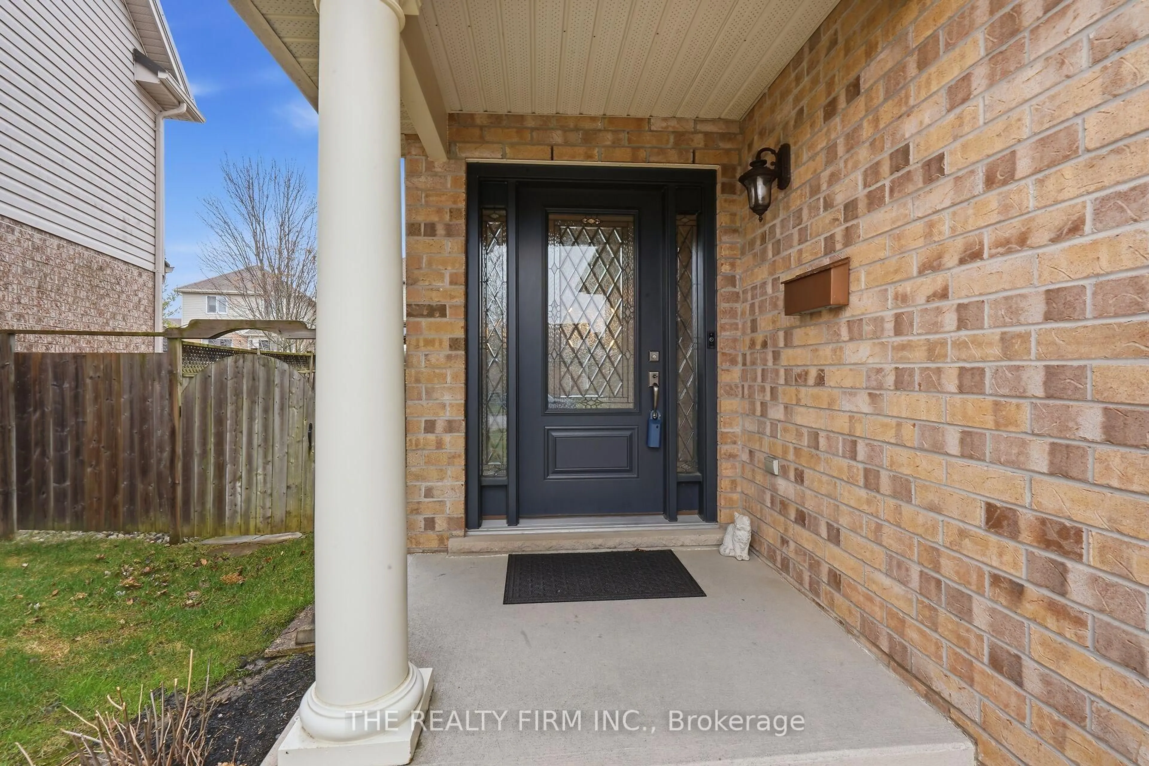 Indoor entryway for 1102 Pleasantview Dr, London North Ontario N5X 4K3