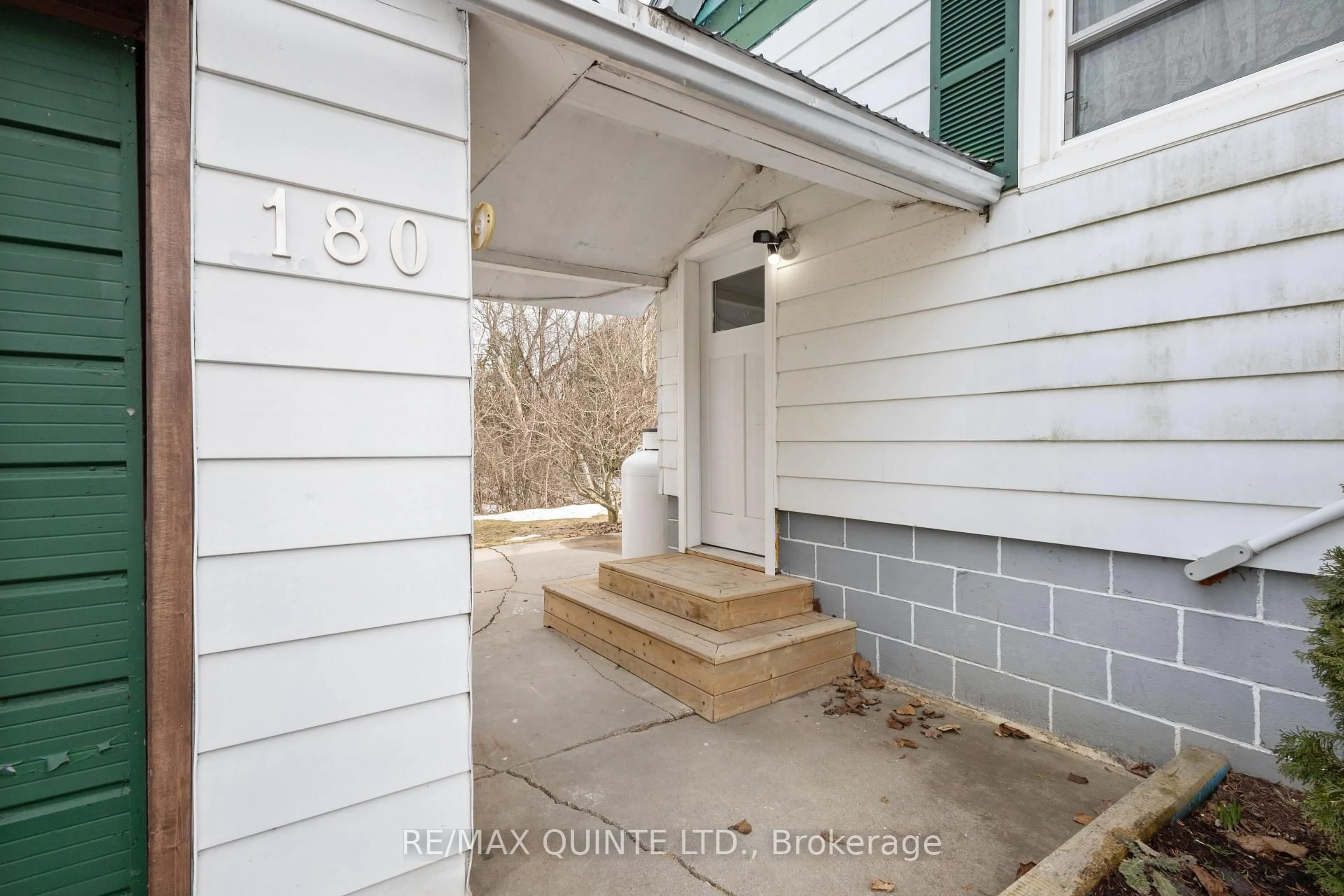 Indoor entryway for 180 Hoskin Rd, Belleville Ontario K0K 2V0