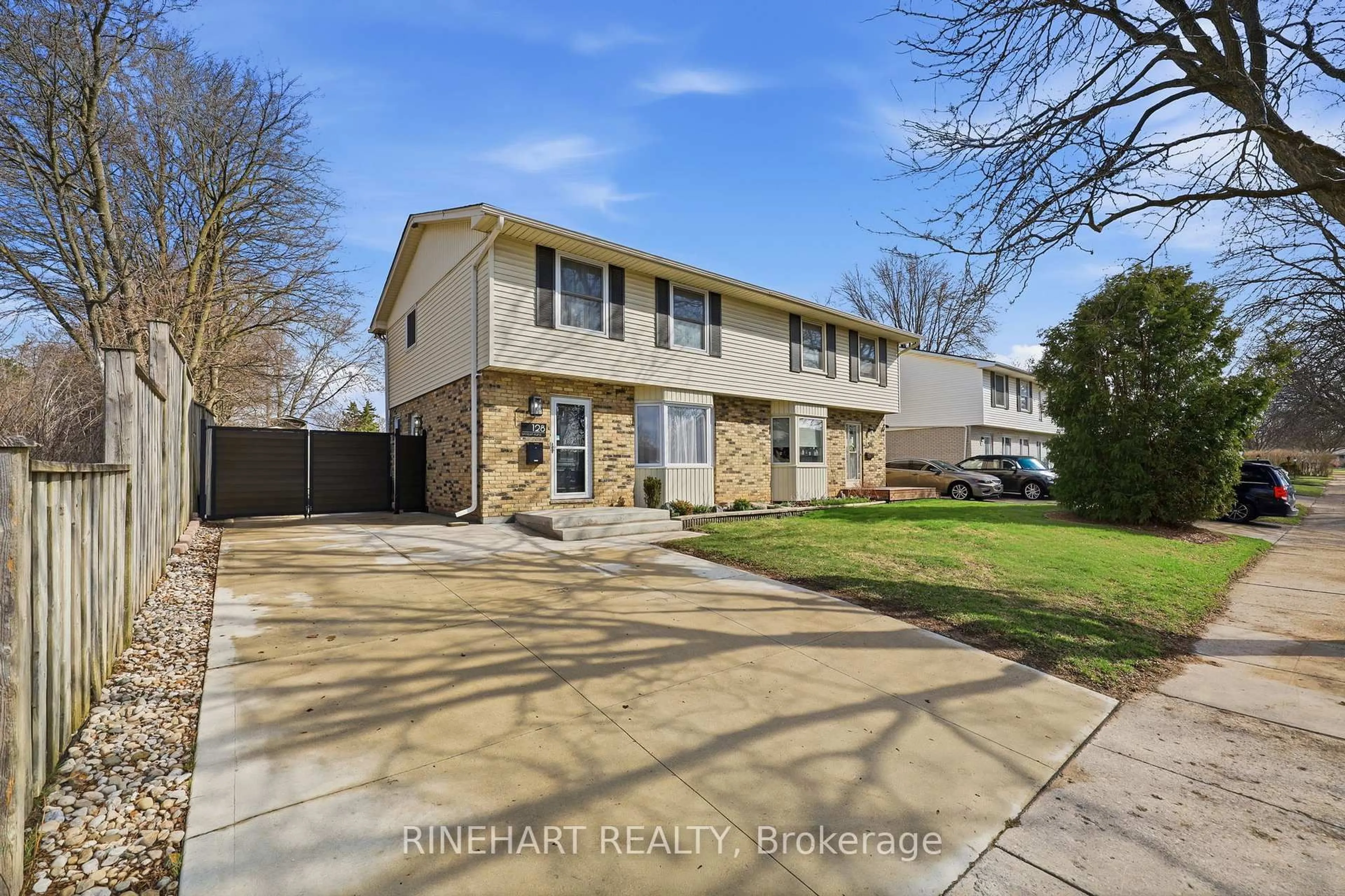 Home with vinyl exterior material, street for 128 Banbury Rd, London South Ontario N5Z 4G4