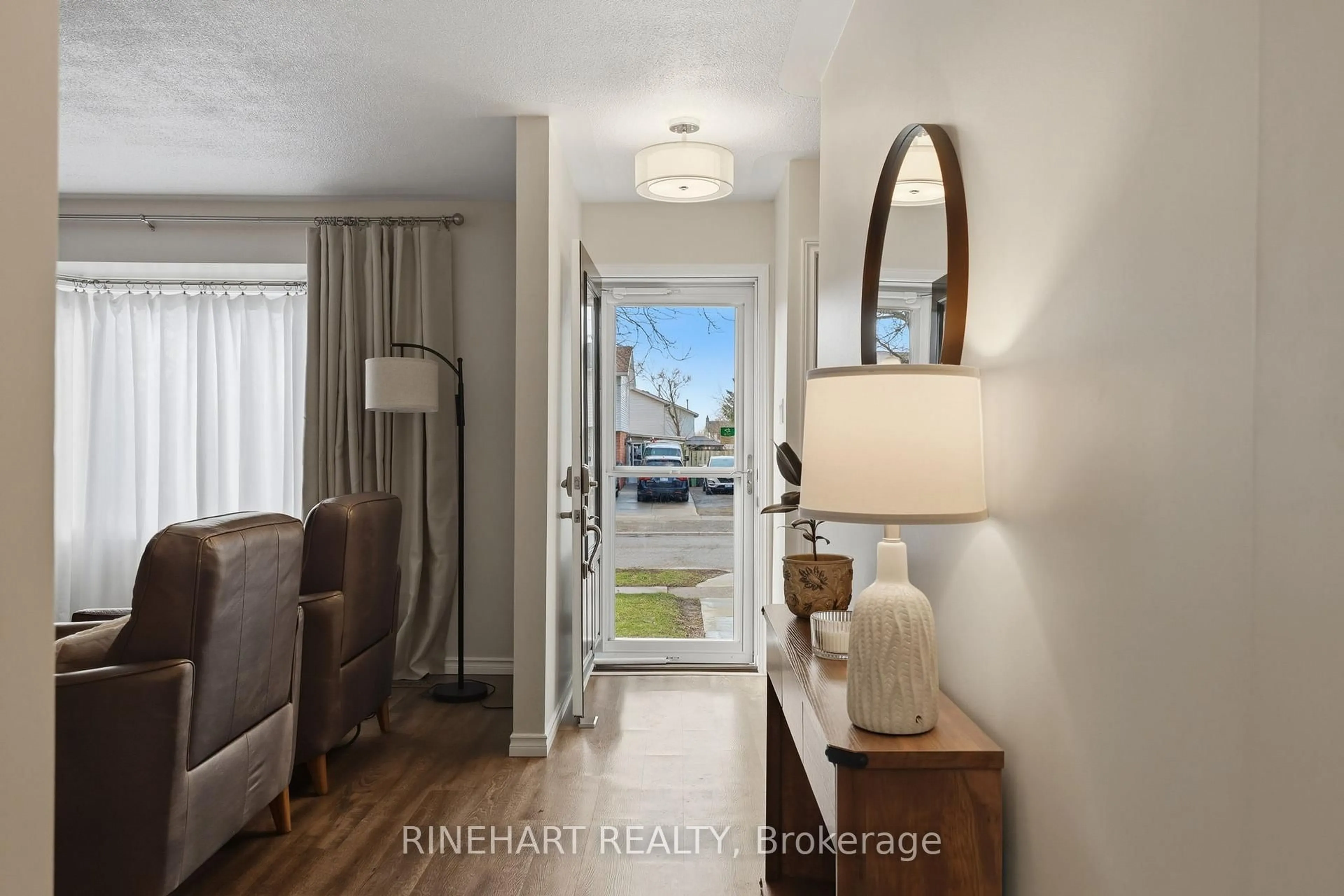 Indoor entryway for 128 Banbury Rd, London South Ontario N5Z 4G4