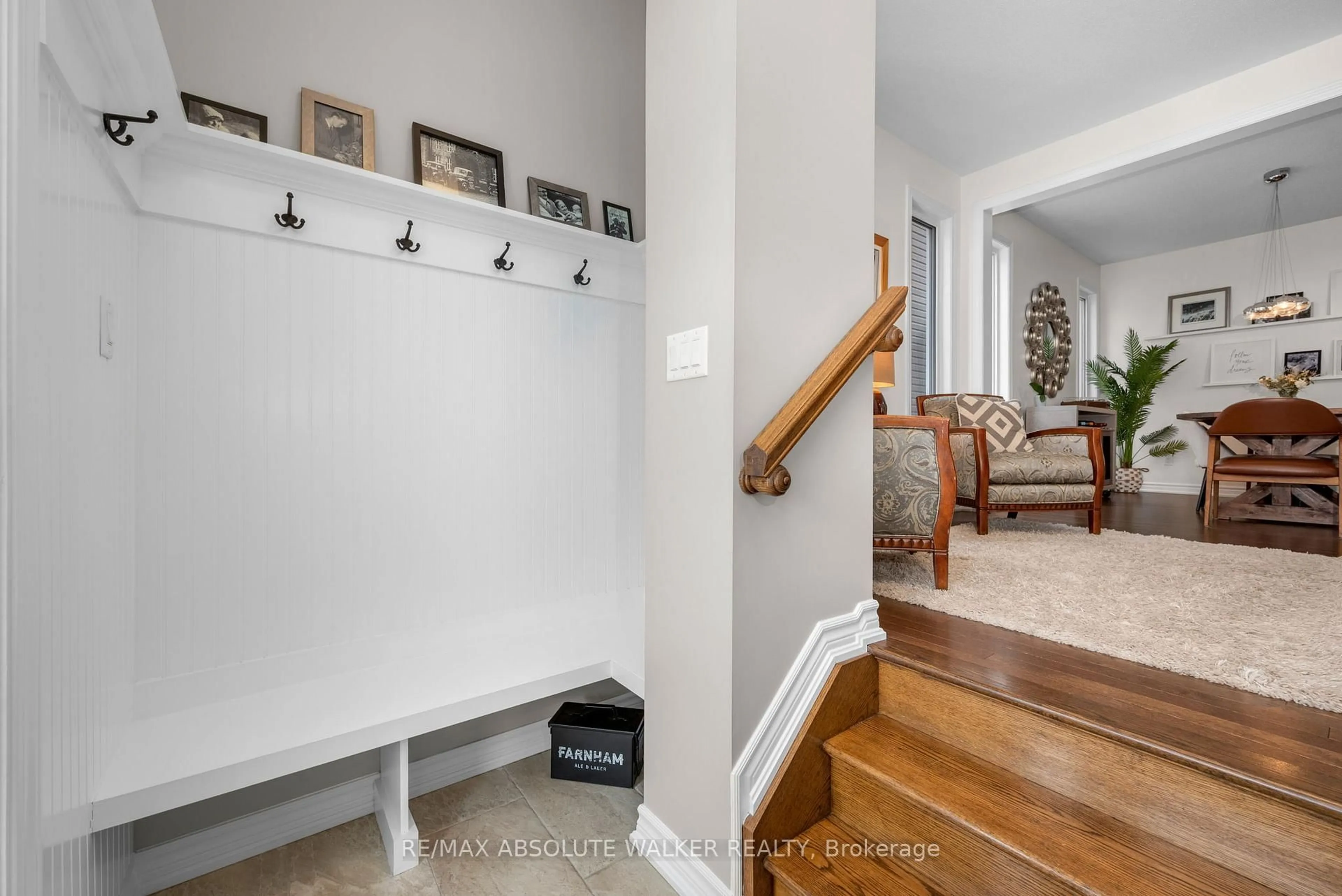 Indoor entryway for 207 Rivertree St, Ottawa Ontario K2M 0J4
