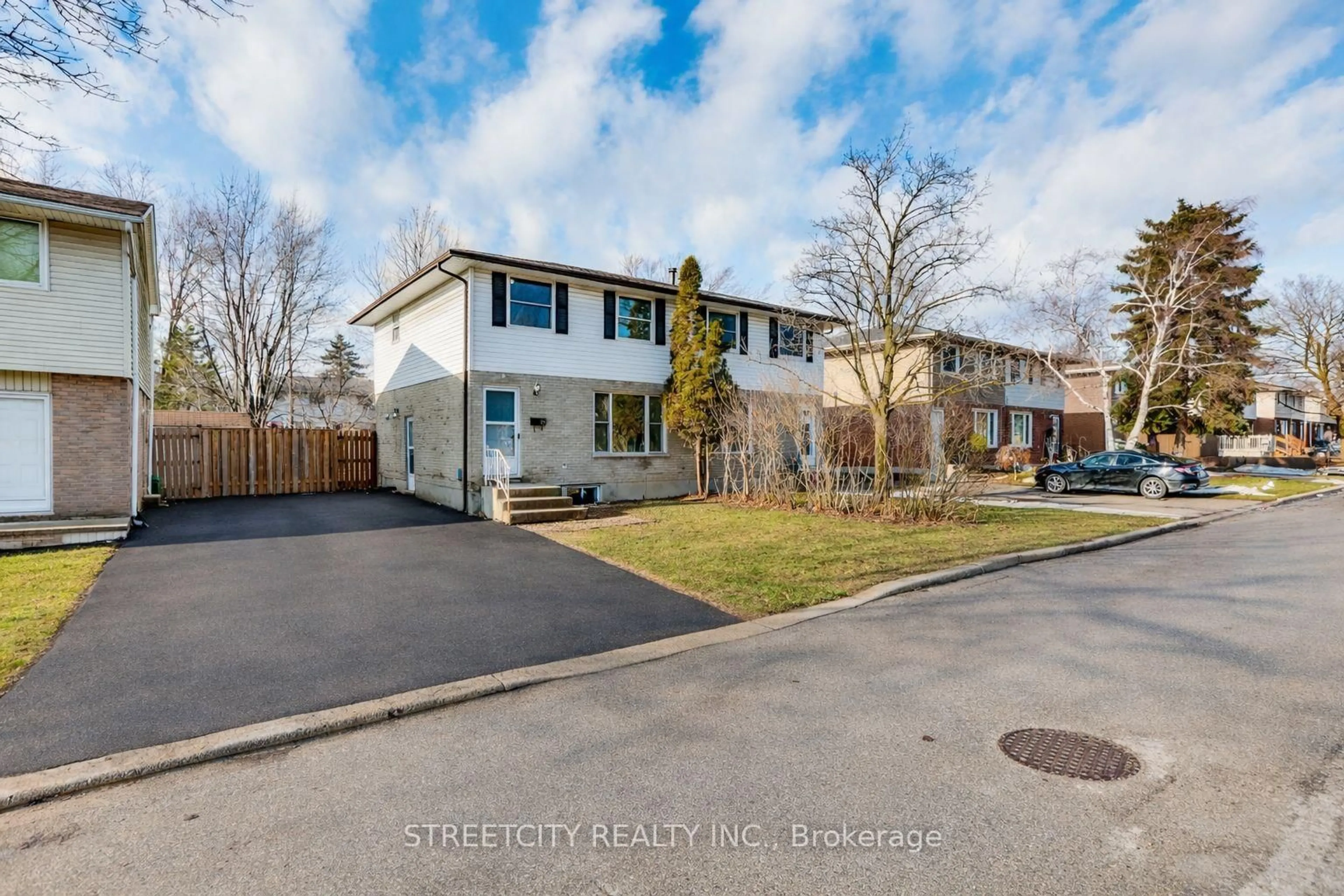A pic from outside/outdoor area/front of a property/back of a property/a pic from drone, street for 25 Augusta Cres, London South Ontario N6E 2C9