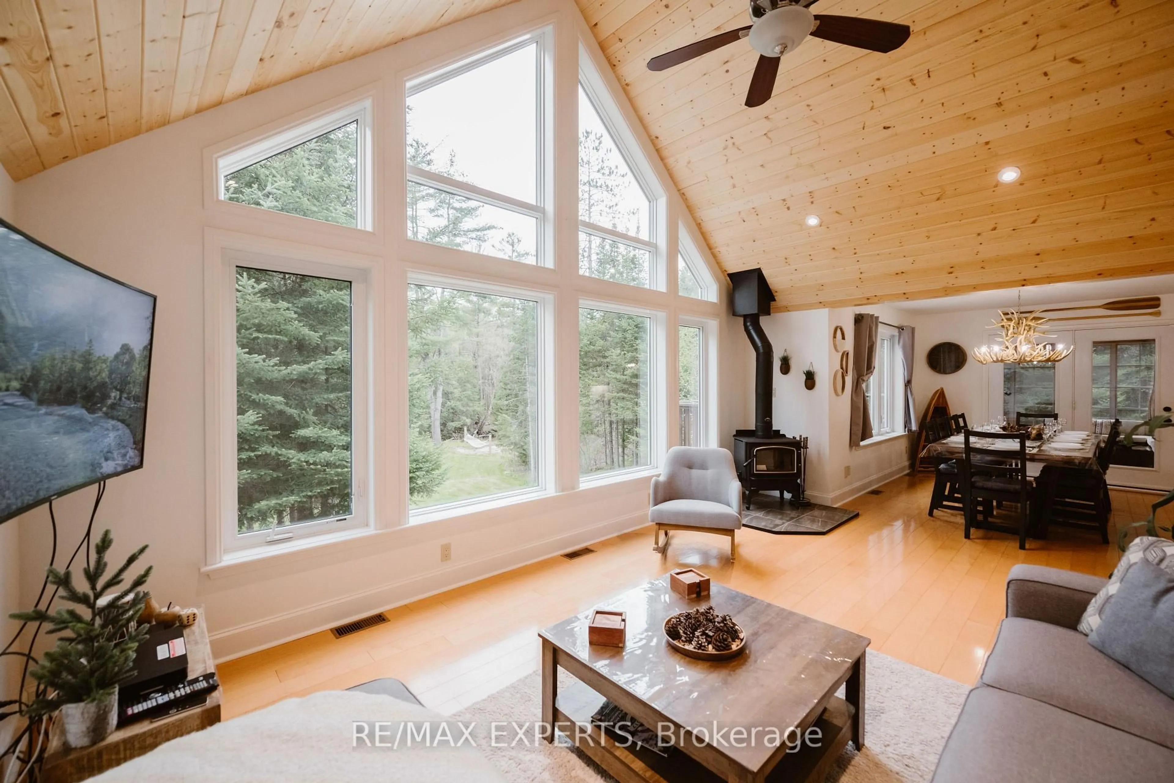 Living room with furniture, wood/laminate floor for 1216 Miriam Dr, Bracebridge Ontario P1L 1X1