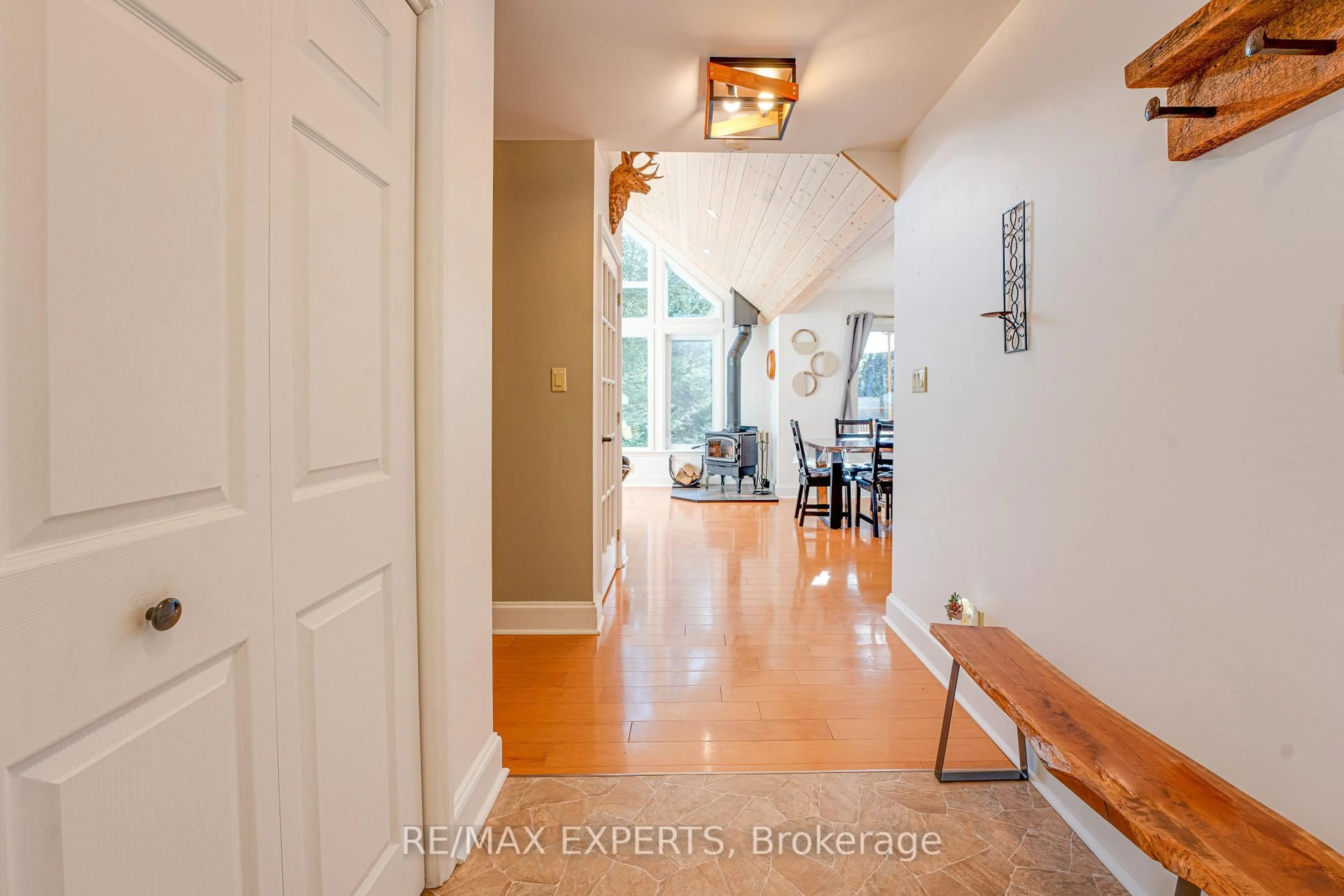 Indoor entryway for 1216 Miriam Dr, Bracebridge Ontario P1L 1X1
