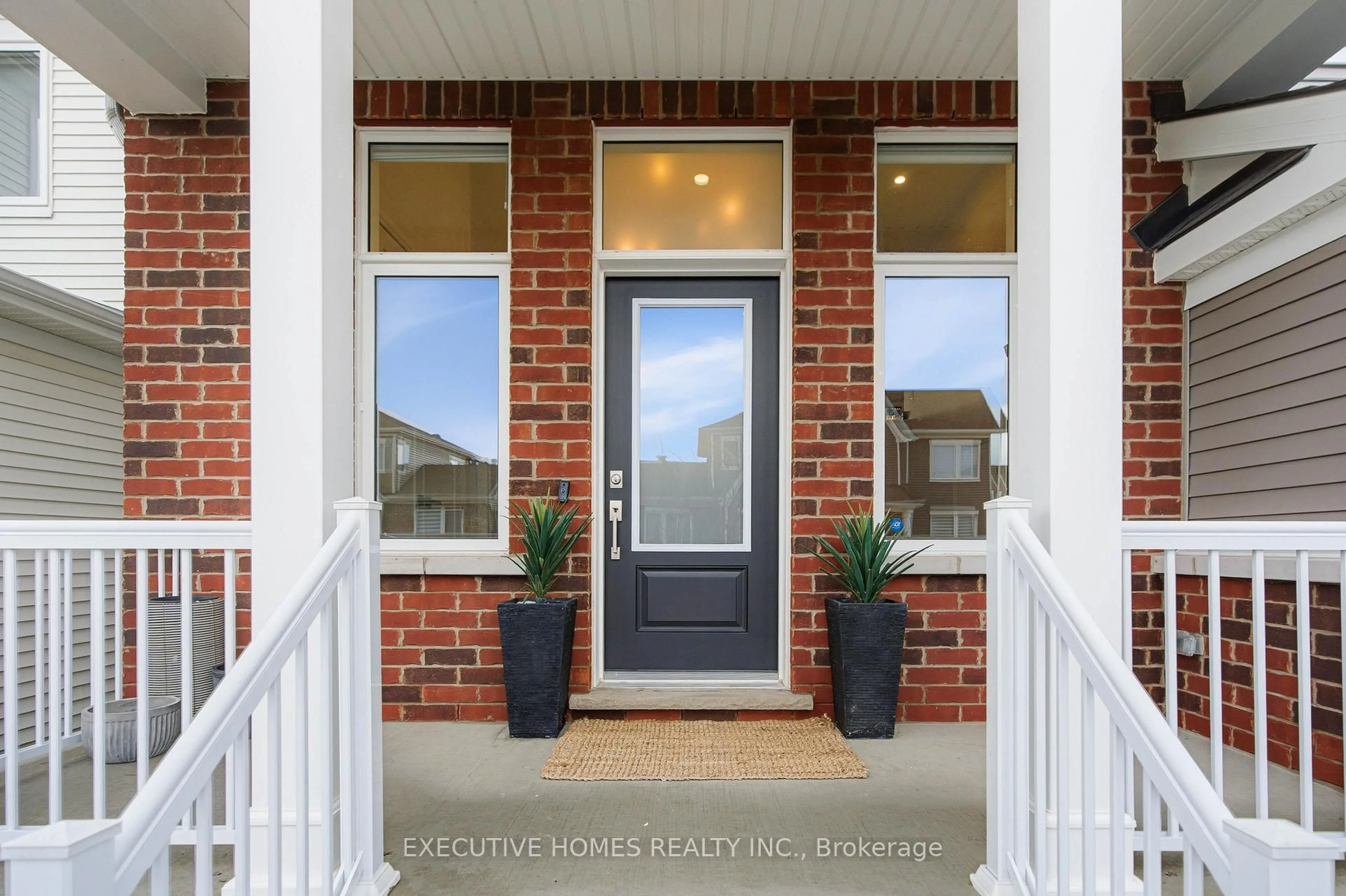Indoor entryway for 142 Aubrais Cres, Ottawa Ontario K1W 0N1
