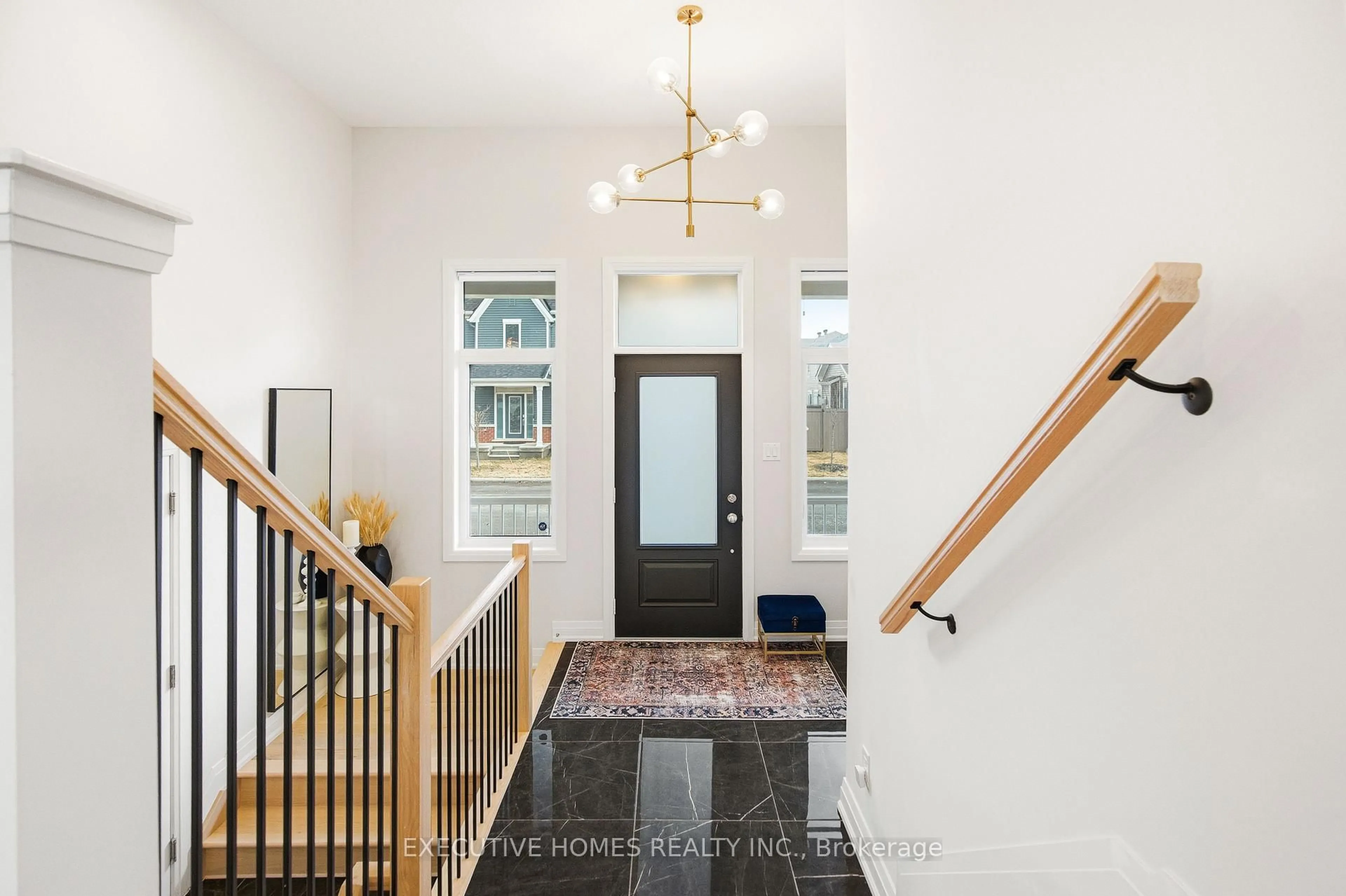 Indoor entryway for 142 Aubrais Cres, Ottawa Ontario K1W 0N1