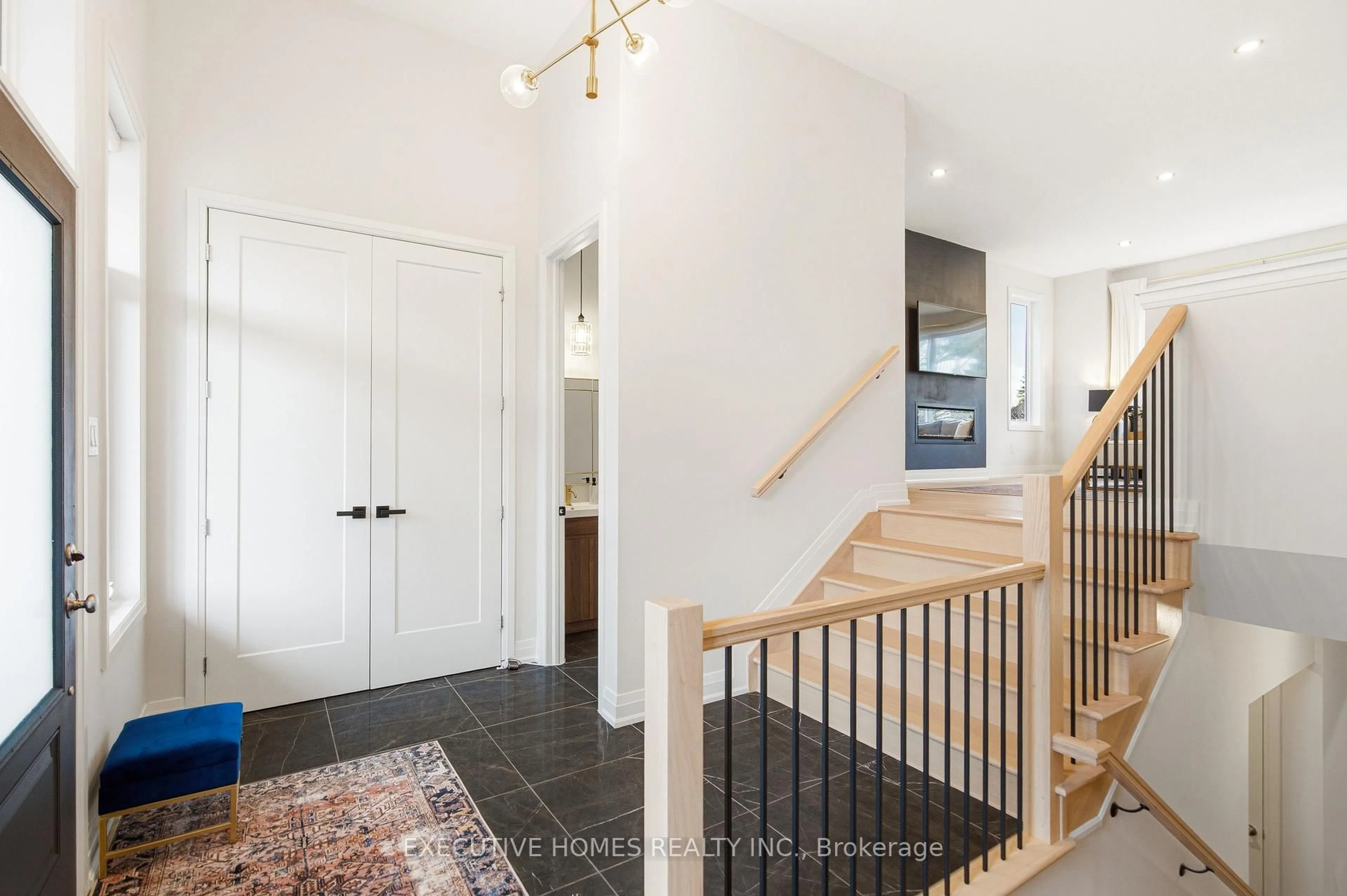 Indoor entryway for 142 Aubrais Cres, Ottawa Ontario K1W 0N1