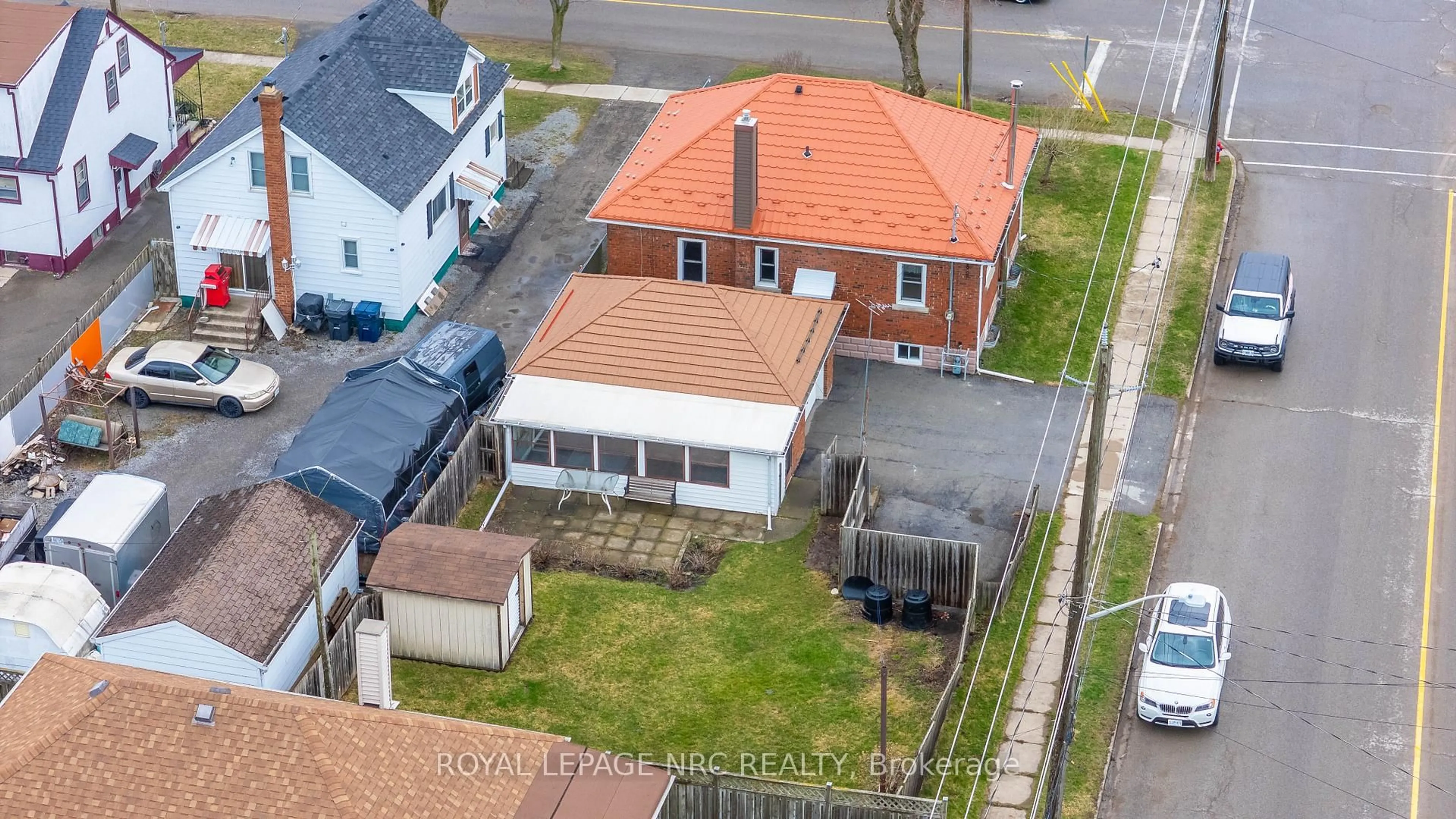 A pic from outside/outdoor area/front of a property/back of a property/a pic from drone, street for 383 Bell St, Port Colborne Ontario L3K 1J7