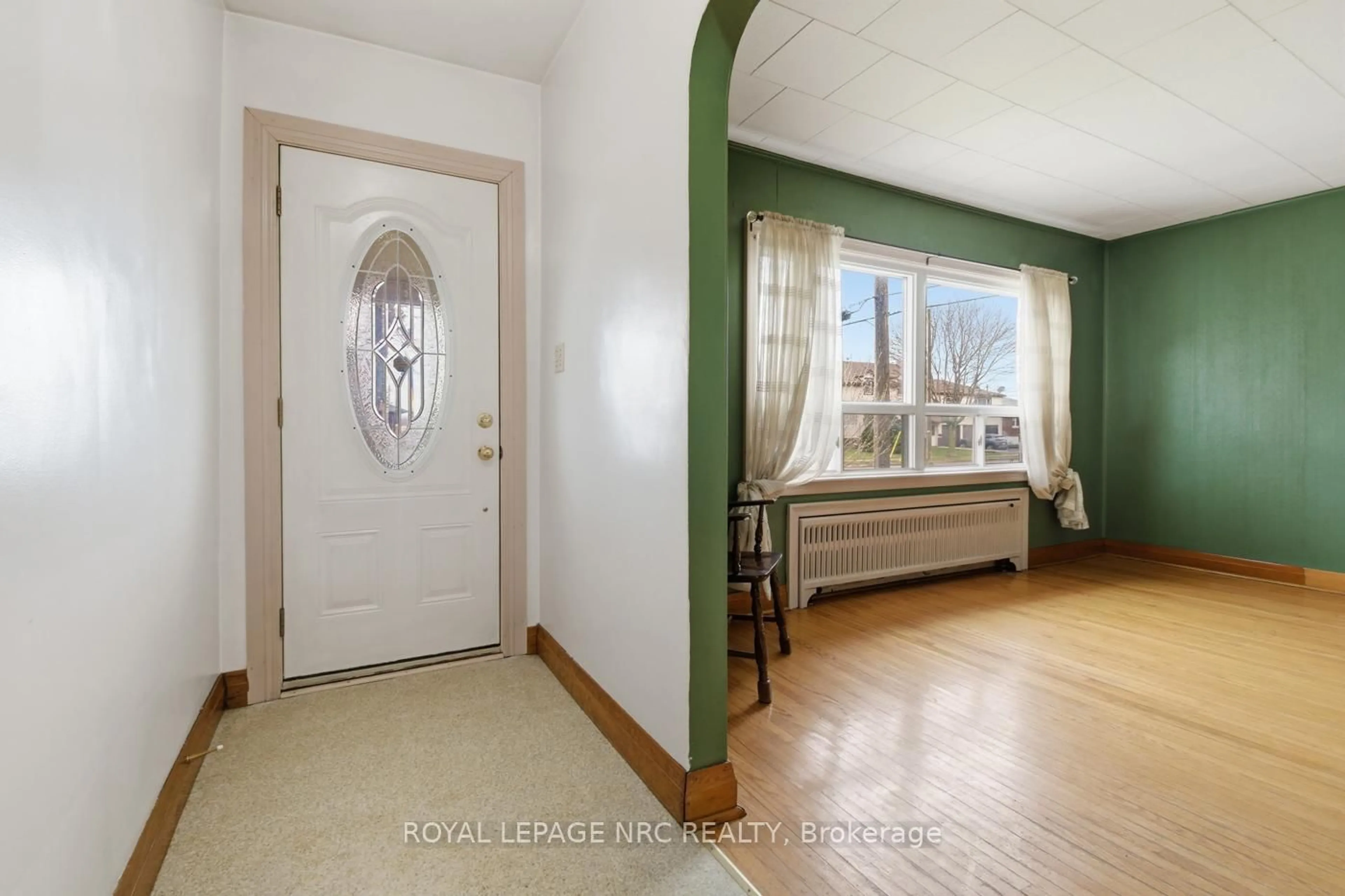 Indoor entryway for 383 Bell St, Port Colborne Ontario L3K 1J7