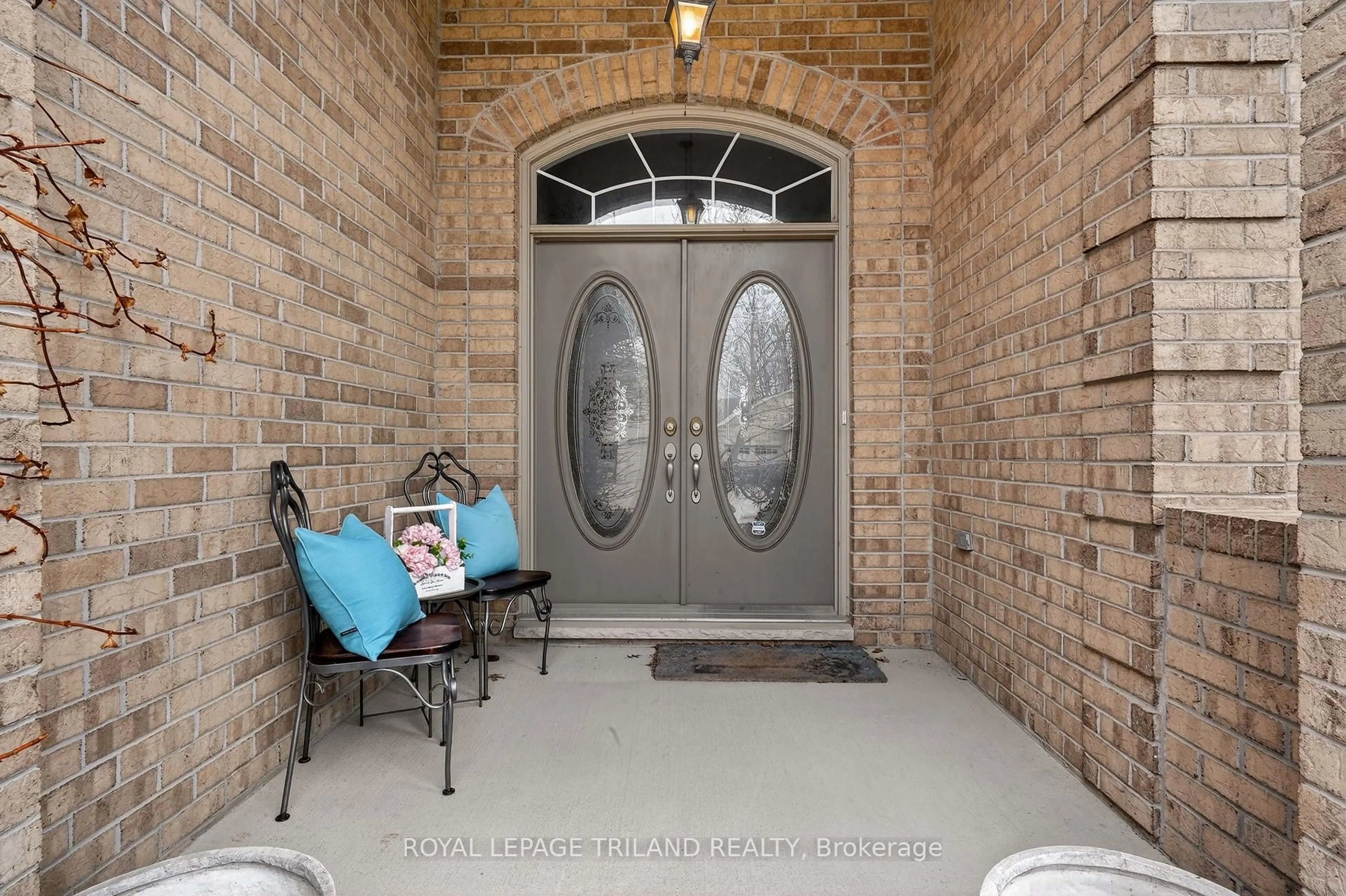 Indoor entryway for 995 Manchester Rd, London North Ontario N6H 5J1