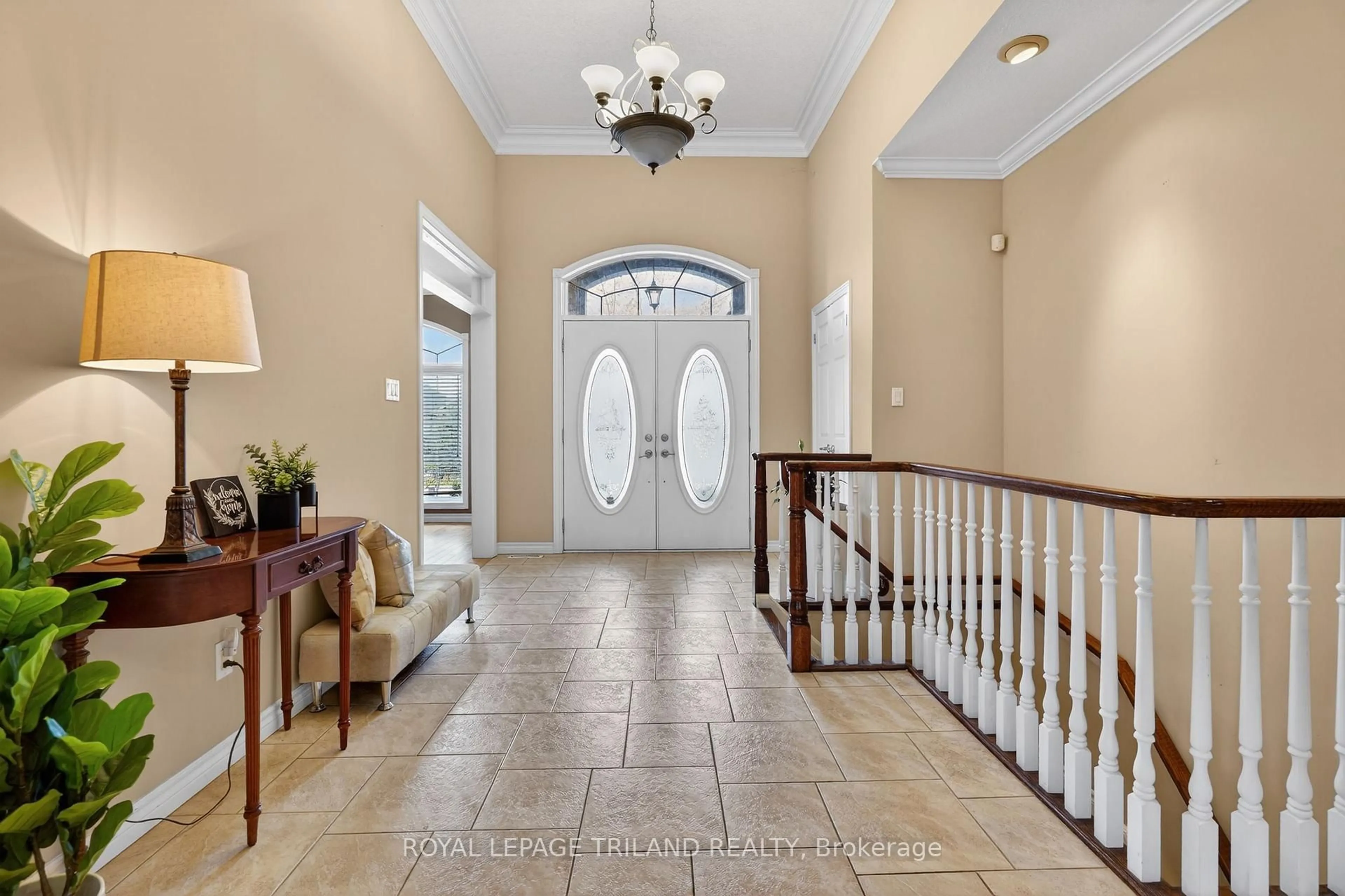 Indoor entryway for 995 Manchester Rd, London North Ontario N6H 5J1