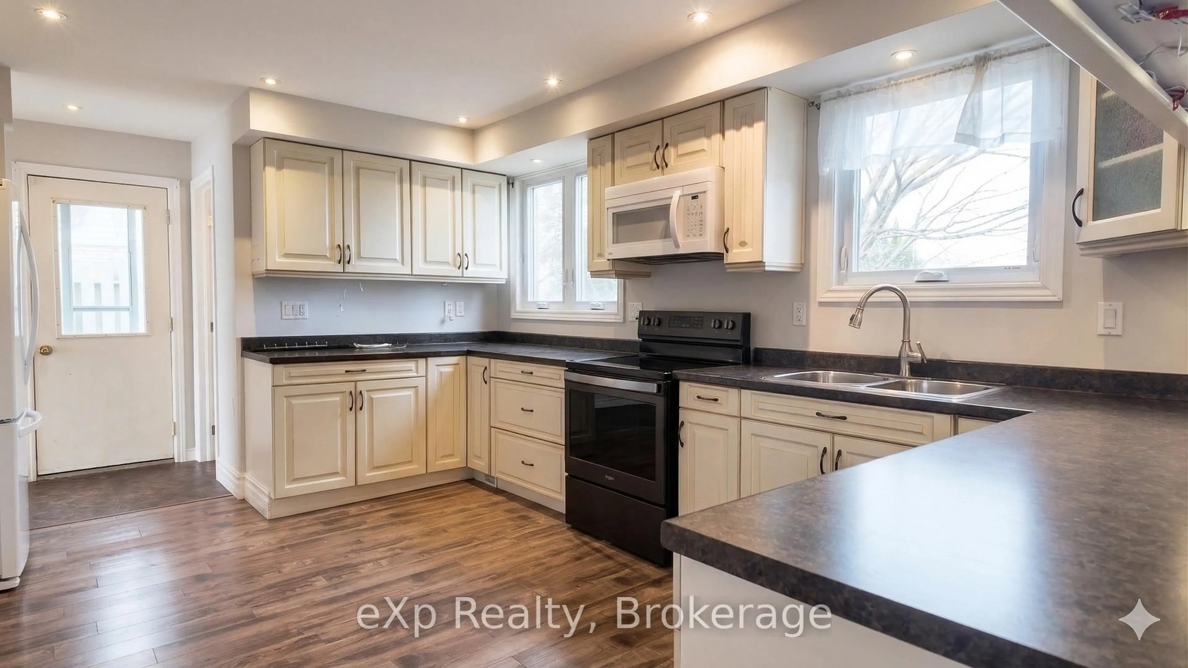Open concept kitchen, unknown for 526 Thede Dr, Saugeen Shores Ontario N0H 2C4