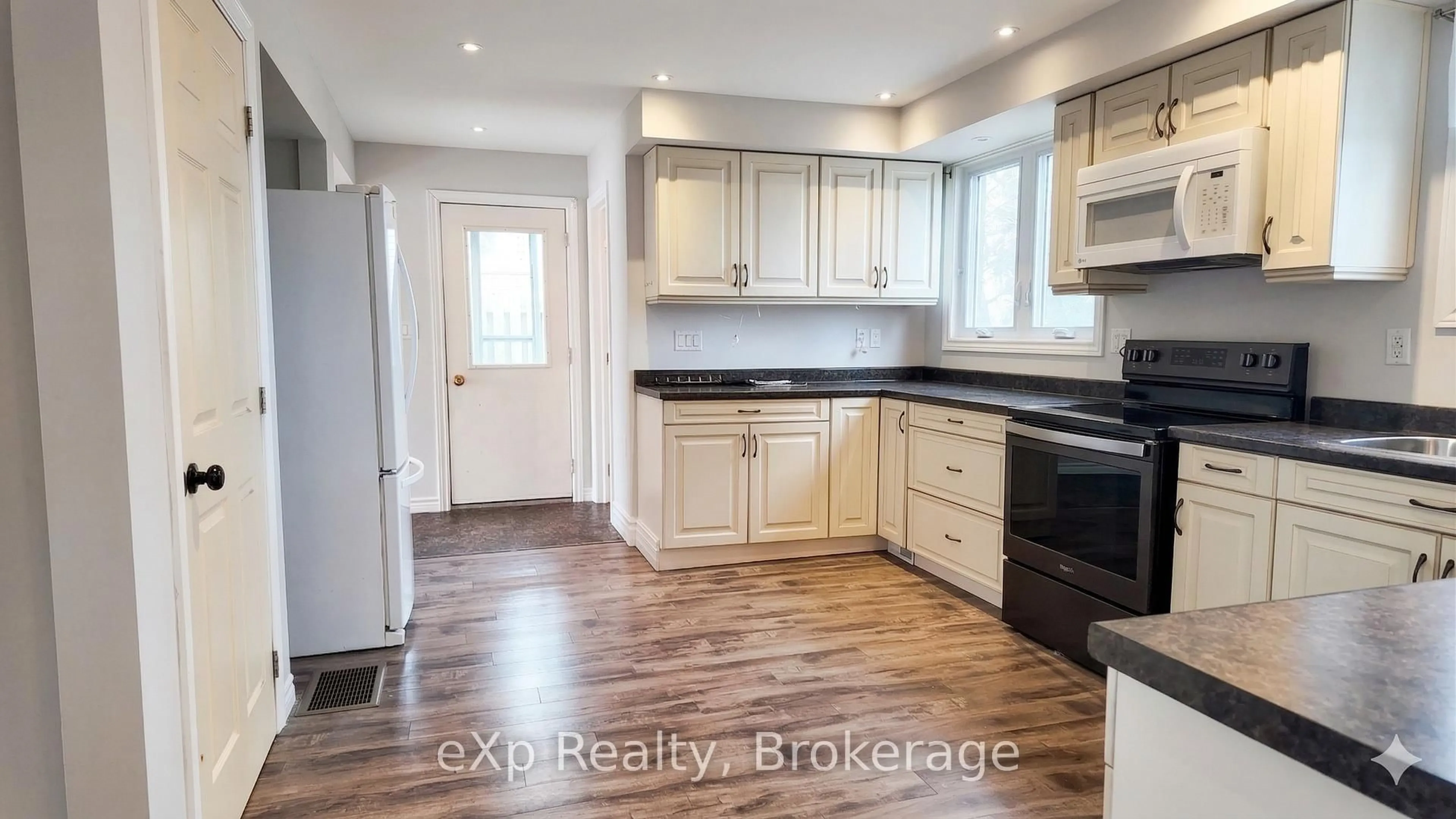 Open concept kitchen, wood/laminate floor for 526 Thede Dr, Saugeen Shores Ontario N0H 2C4