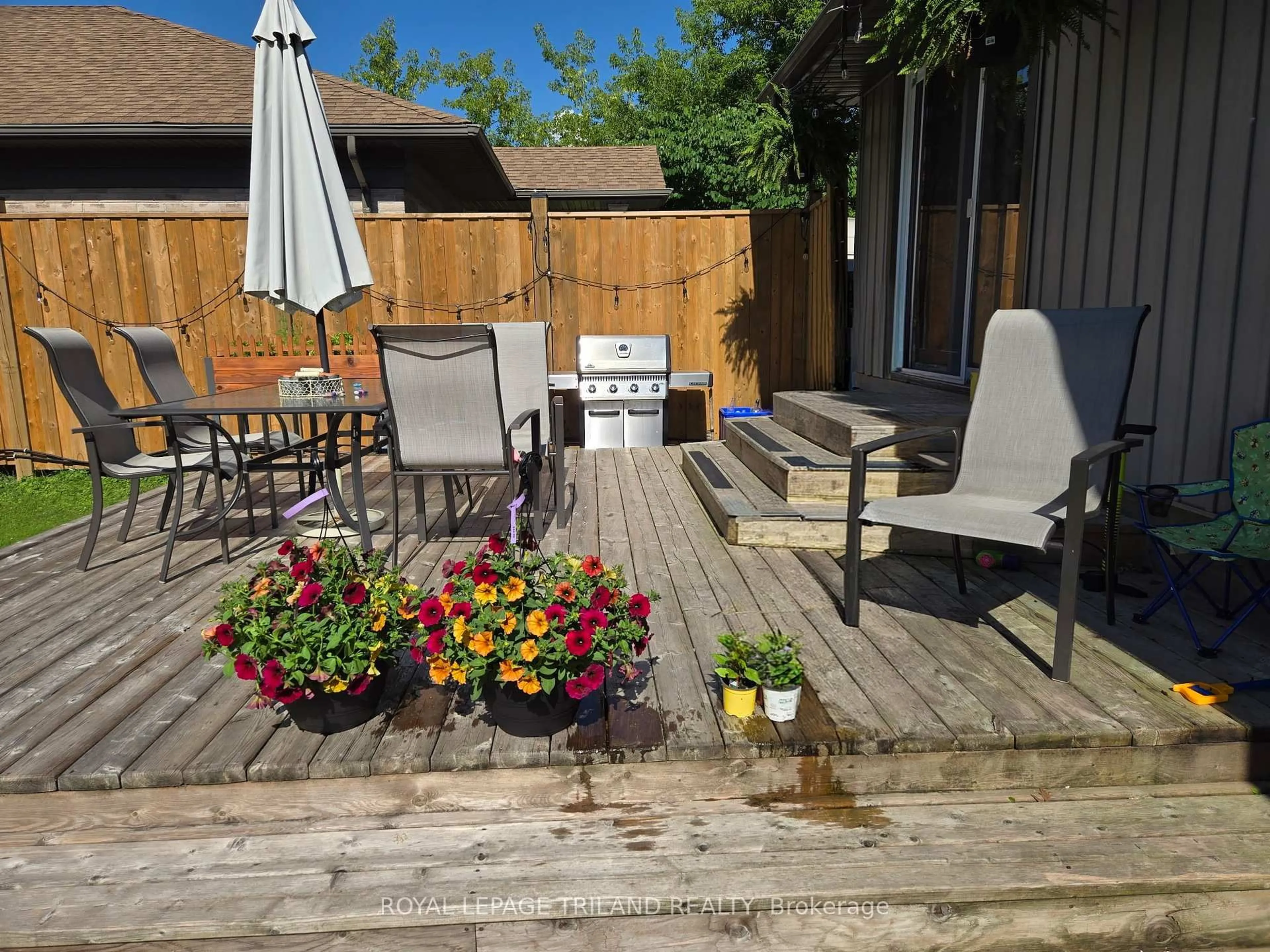 Patio, street for 662 Eden Ave, London South Ontario N6C 2Z7