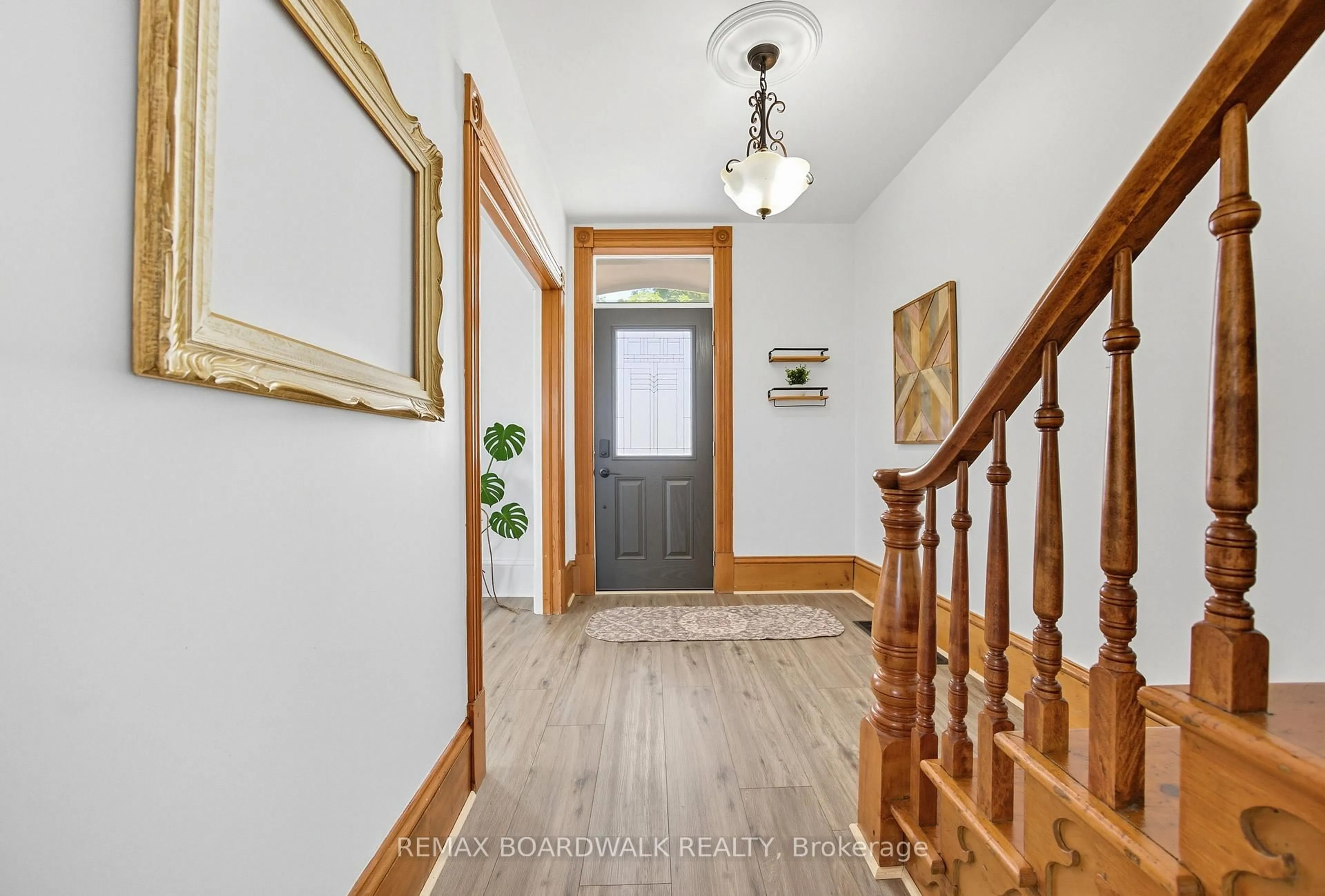 Indoor foyer for 22 Isabella St, Perth Ontario K7H 2W8