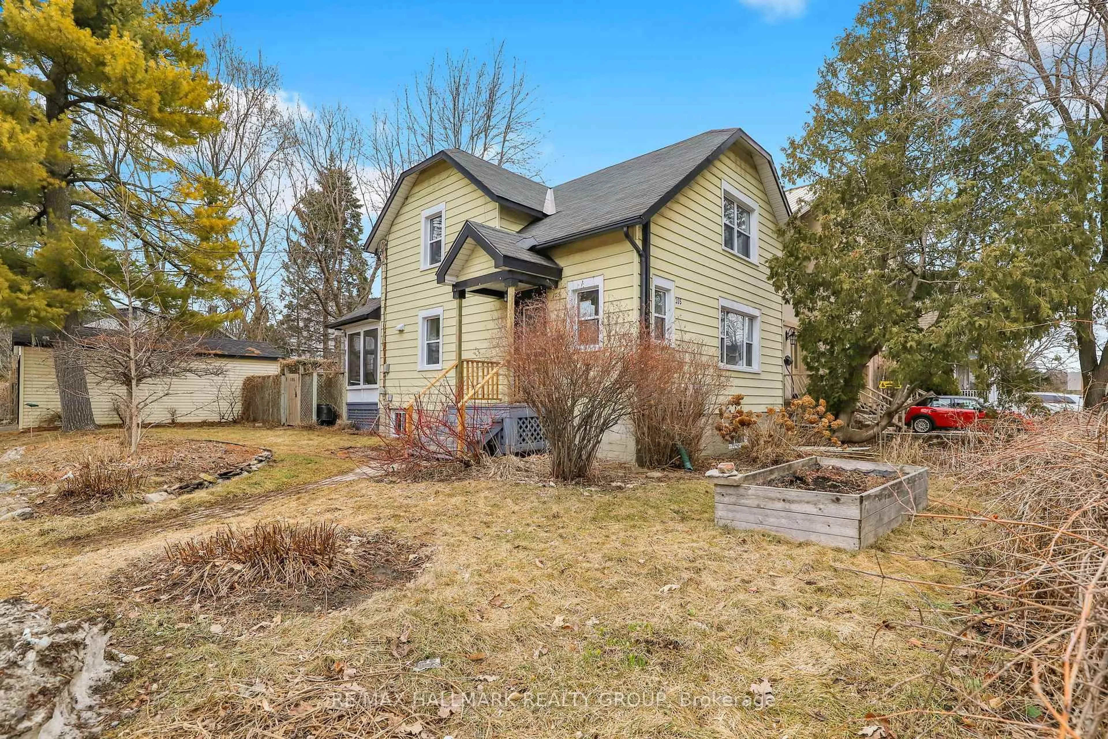 A pic from outside/outdoor area/front of a property/back of a property/a pic from drone, street for 105 Queen Mary St, Ottawa Ontario K1K 1X4