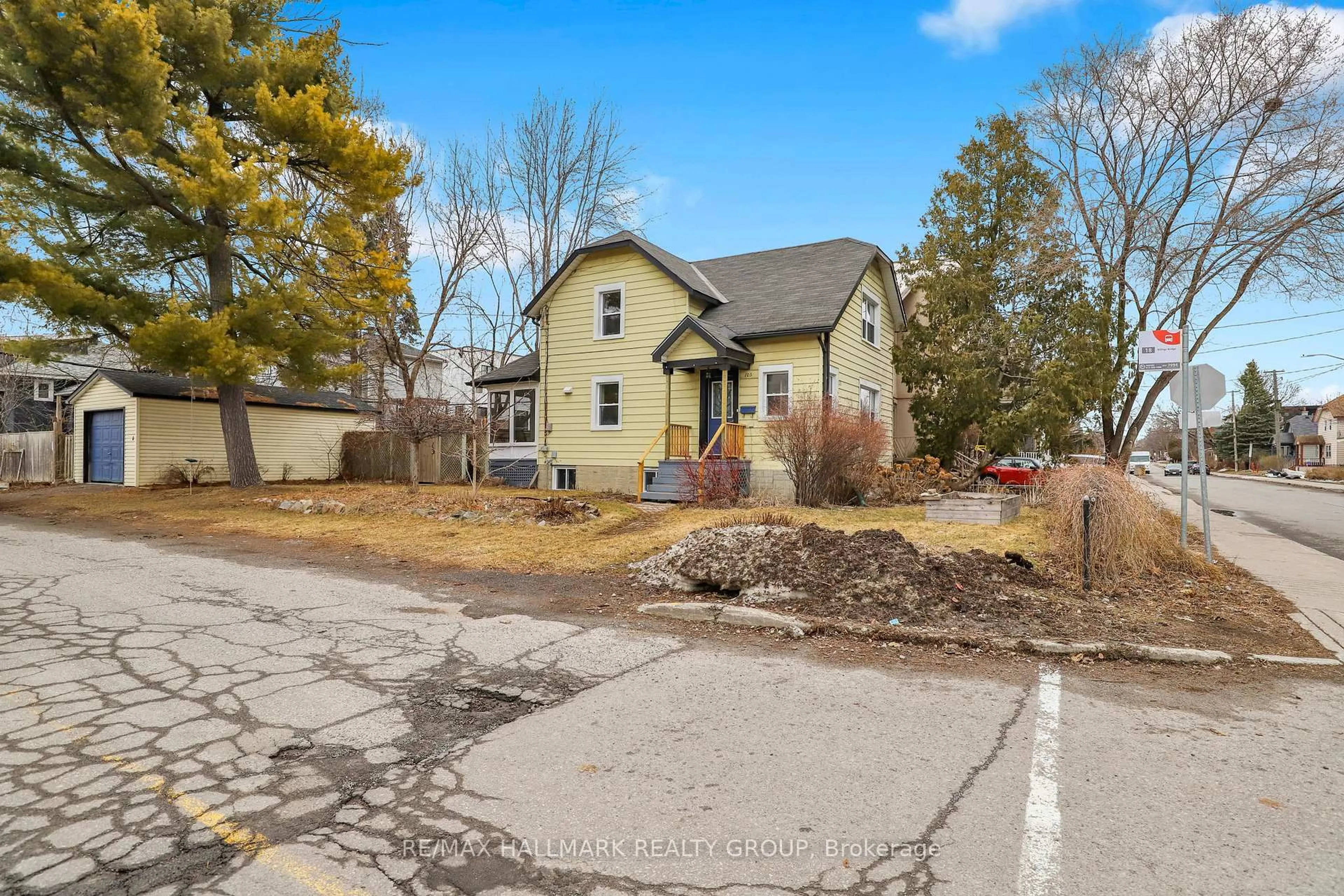 A pic from outside/outdoor area/front of a property/back of a property/a pic from drone, street for 105 Queen Mary St, Ottawa Ontario K1K 1X4