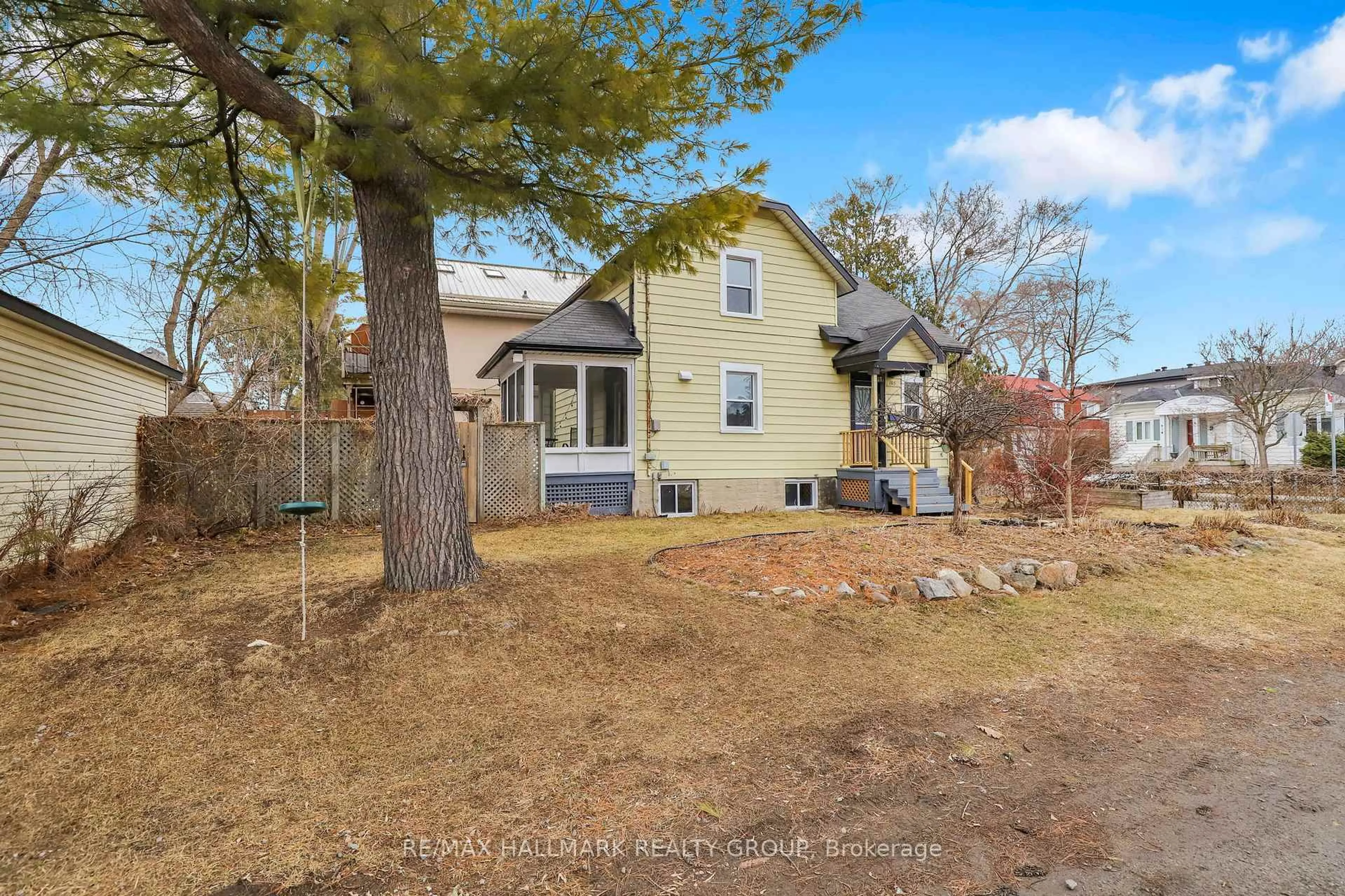 A pic from outside/outdoor area/front of a property/back of a property/a pic from drone, street for 105 Queen Mary St, Ottawa Ontario K1K 1X4