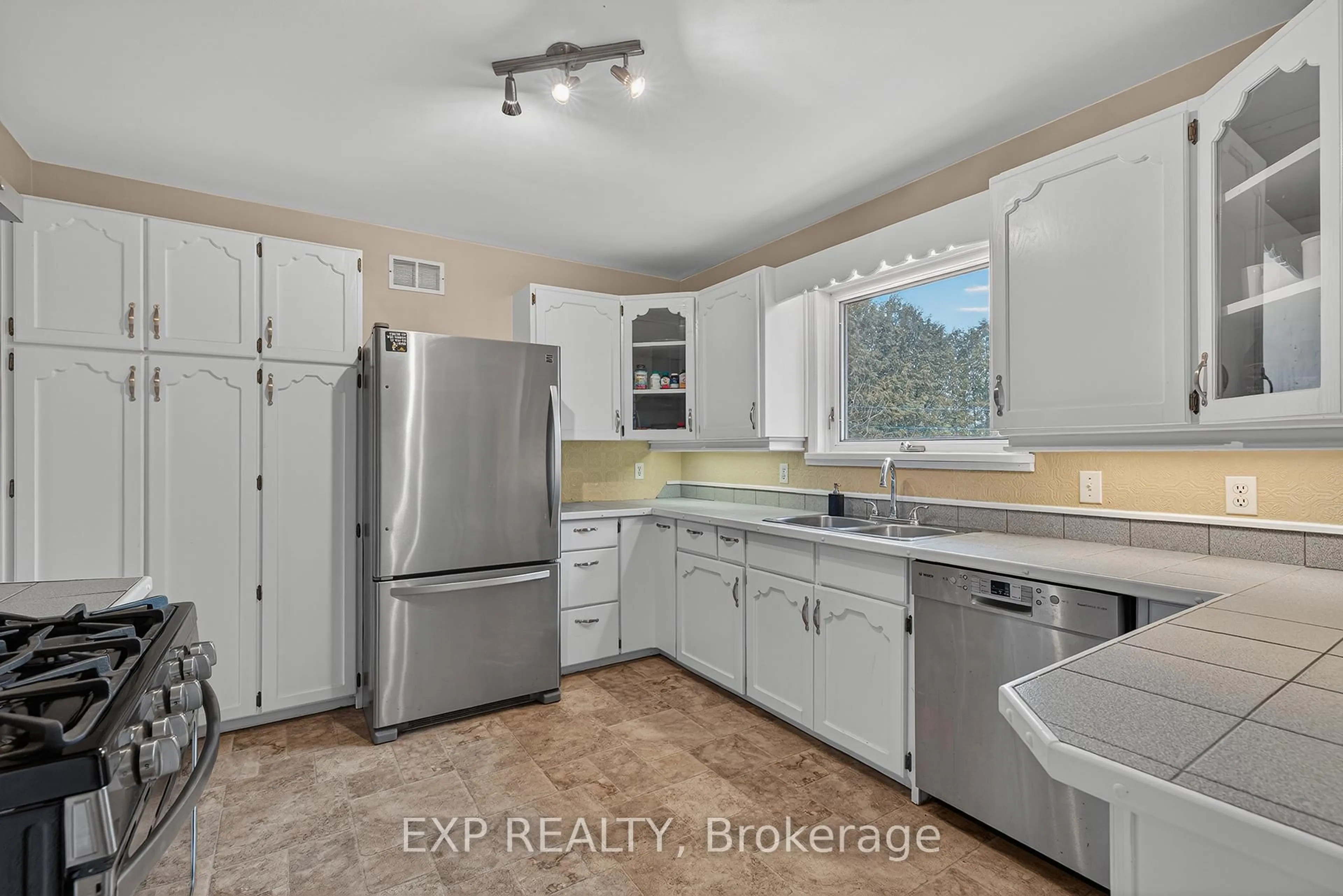 Standard kitchen, ceramic/tile floor for 733036 Southgate 73, Southgate Ontario N0C 1L0