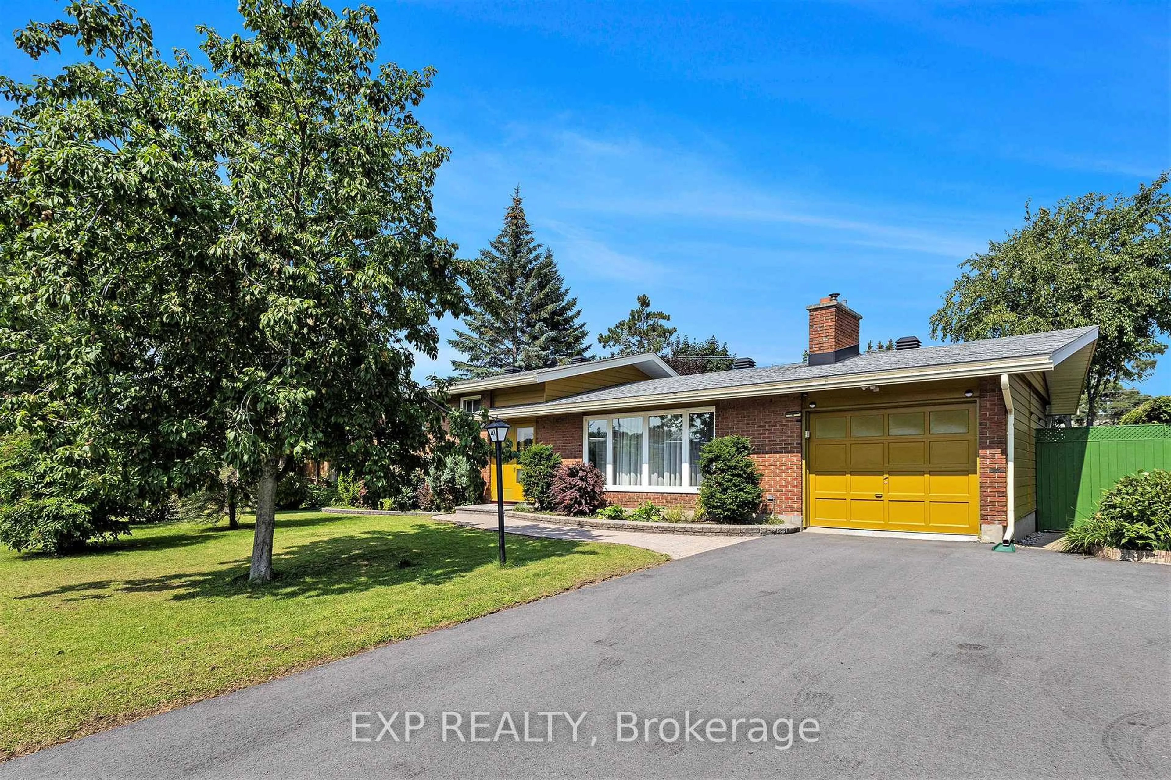 A pic from outside/outdoor area/front of a property/back of a property/a pic from drone, street for 41 Wigan Dr, Ottawa Ontario K2E 6K9