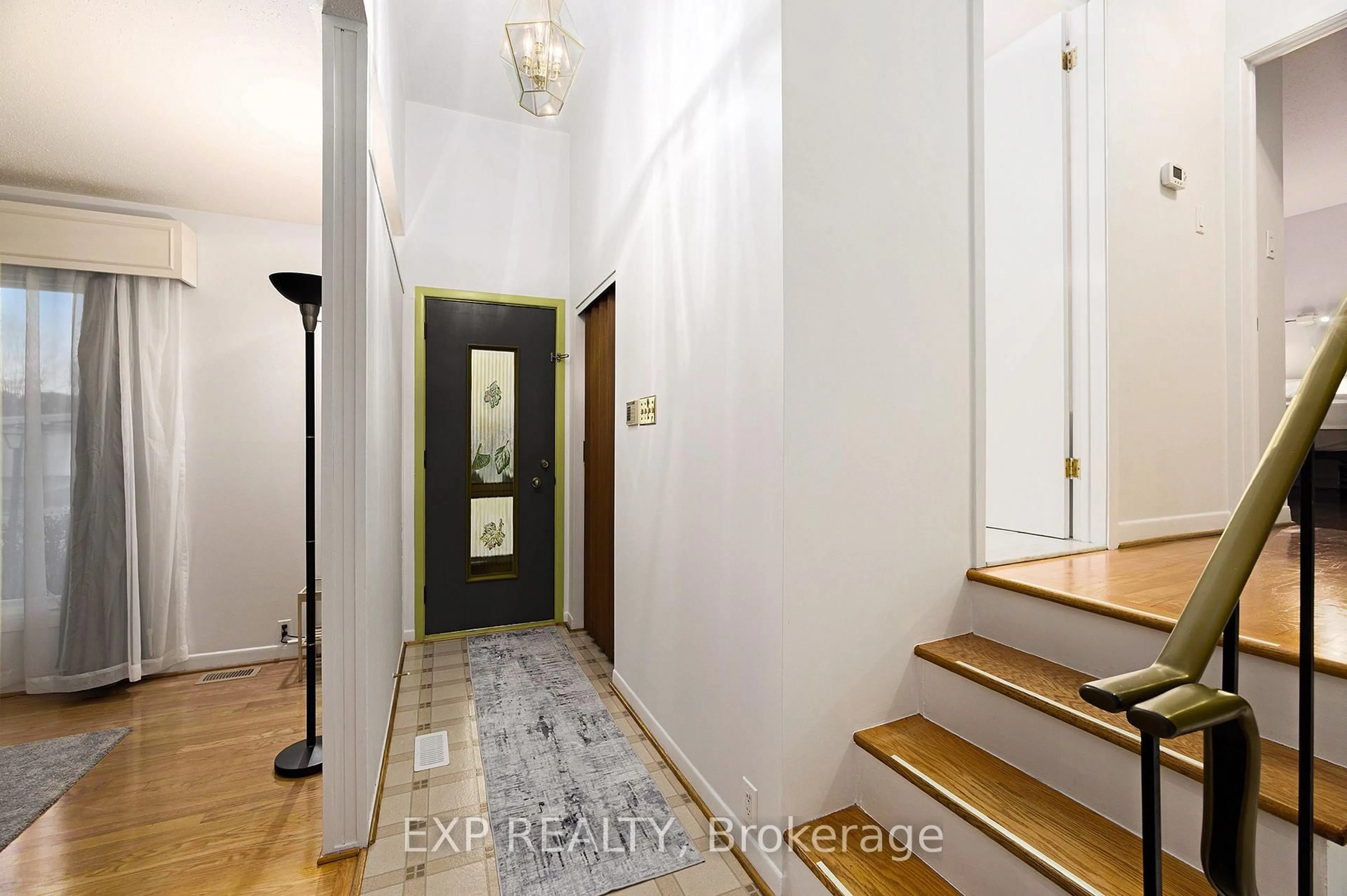 Indoor foyer for 41 Wigan Dr, Ottawa Ontario K2E 6K9