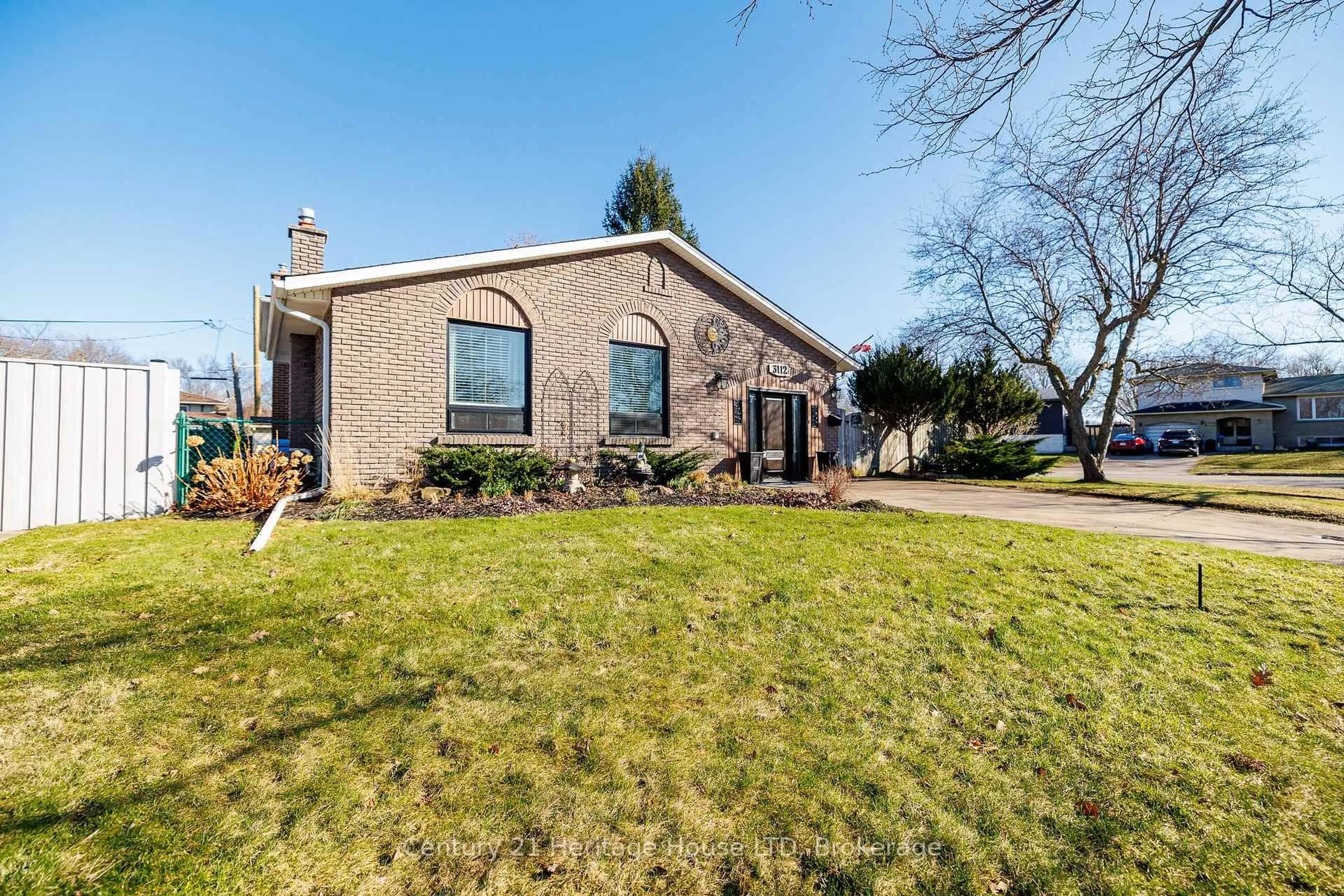 A pic from outside/outdoor area/front of a property/back of a property/a pic from drone, unknown for 3112 Ussher St, Niagara Falls Ontario L2G 6M2