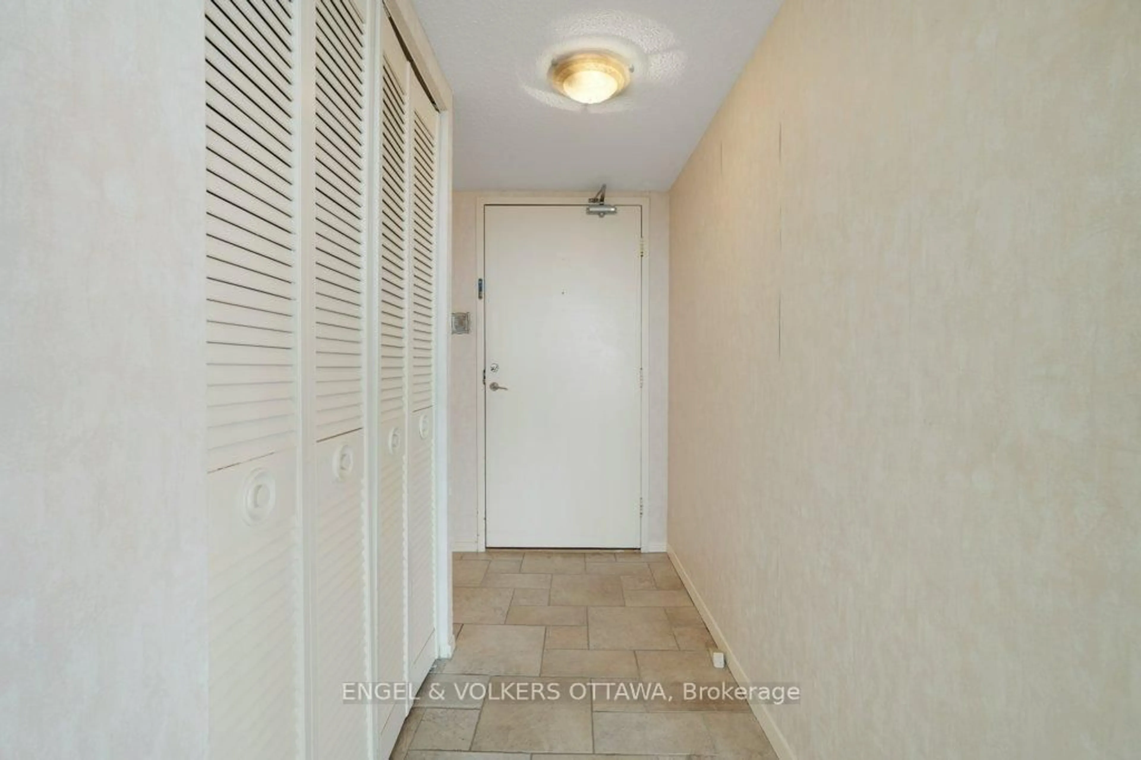 Indoor entryway for 370 Dominion Ave #803, Ottawa Ontario K2A 3X4