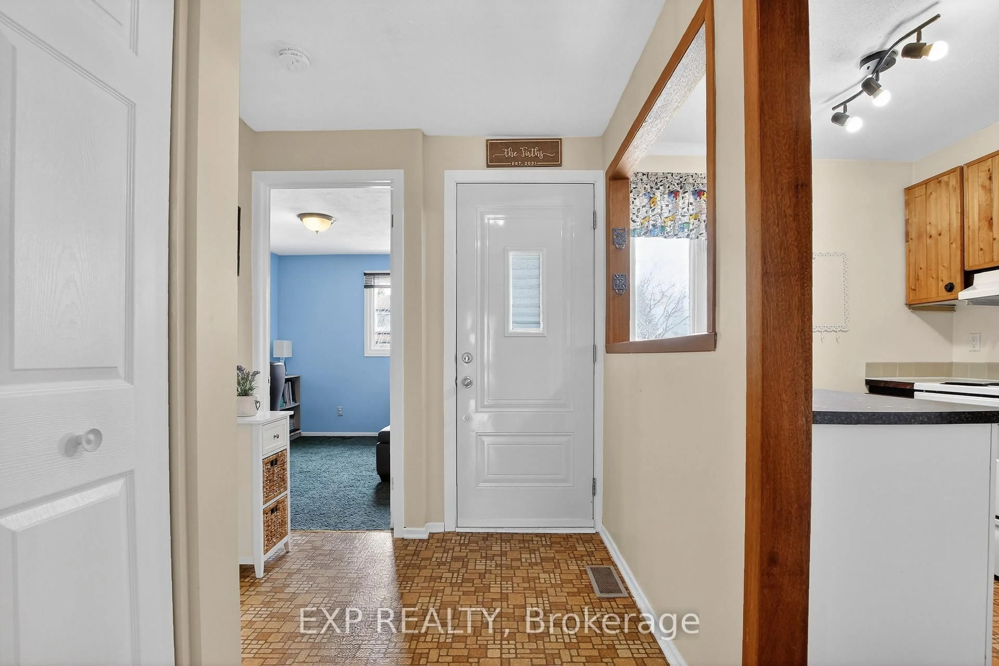 Indoor entryway for 42F Benlea Dr #70, Ottawa Ontario K2G 4A9