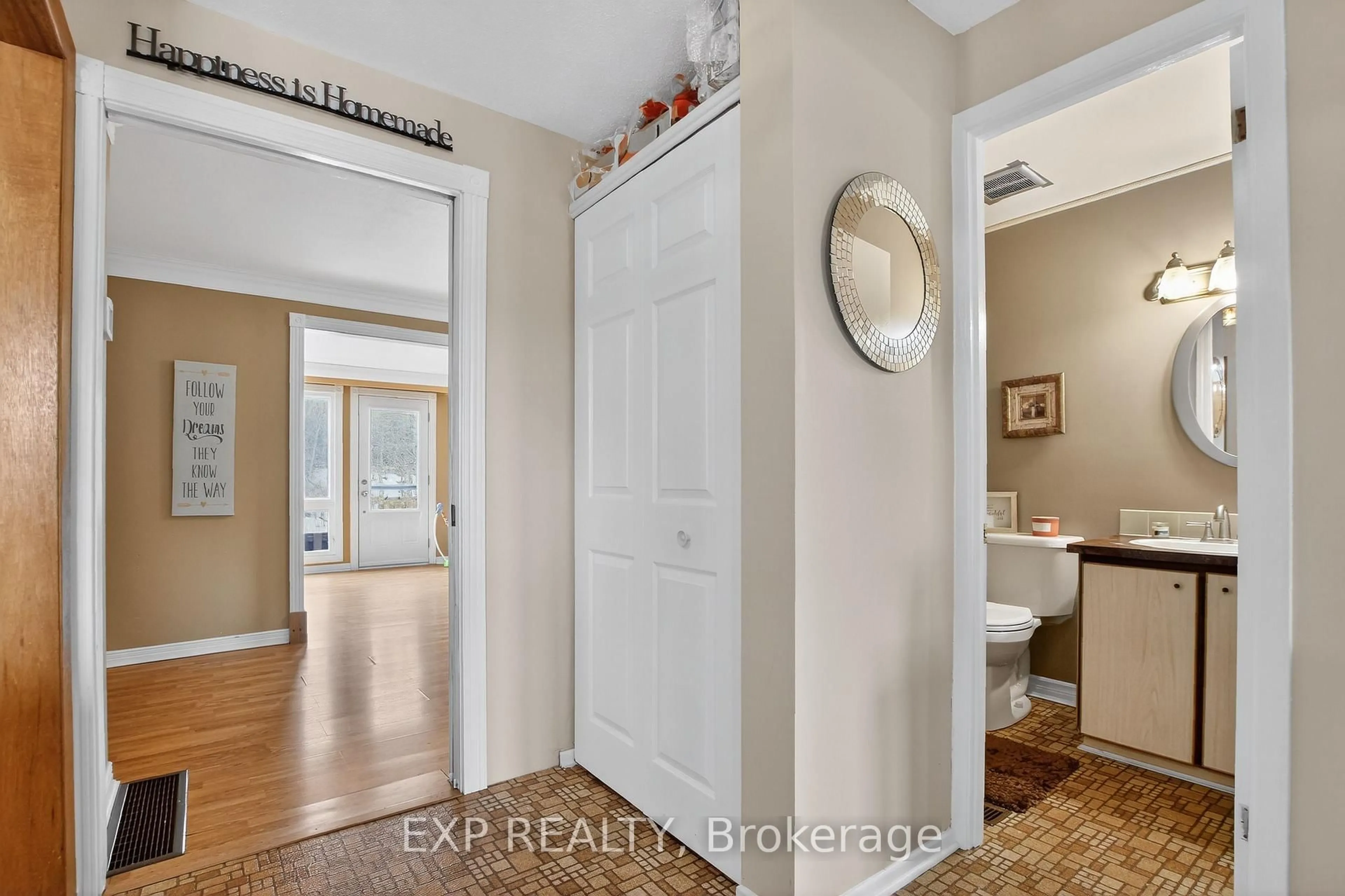 Indoor entryway for 42F Benlea Dr #70, Ottawa Ontario K2G 4A9