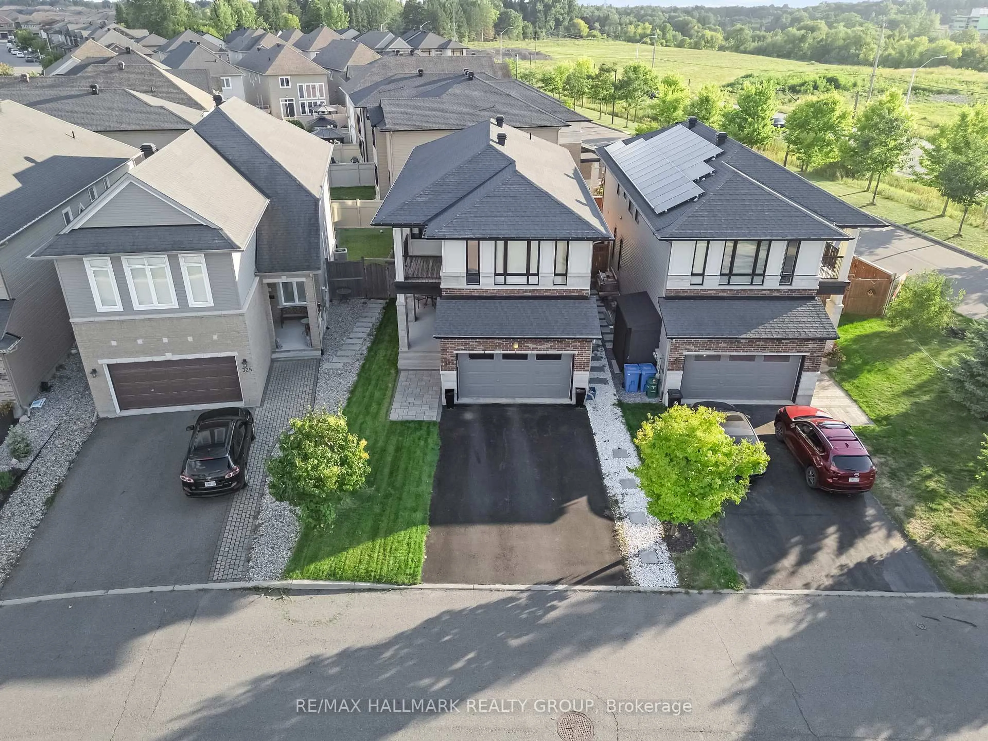 A pic from outside/outdoor area/front of a property/back of a property/a pic from drone, street for 327 BALLINVILLE Circ, Ottawa Ontario K4M 0C4