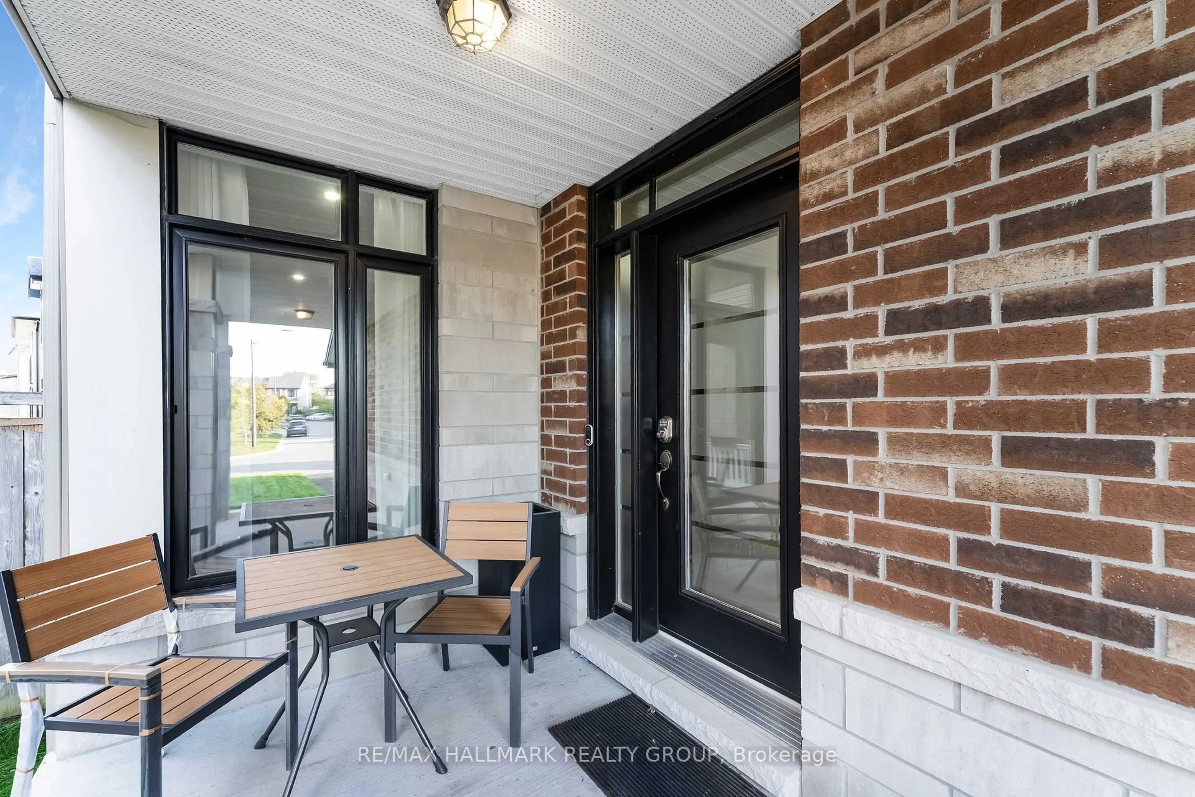 Indoor entryway for 327 BALLINVILLE Circ, Ottawa Ontario K4M 0C4