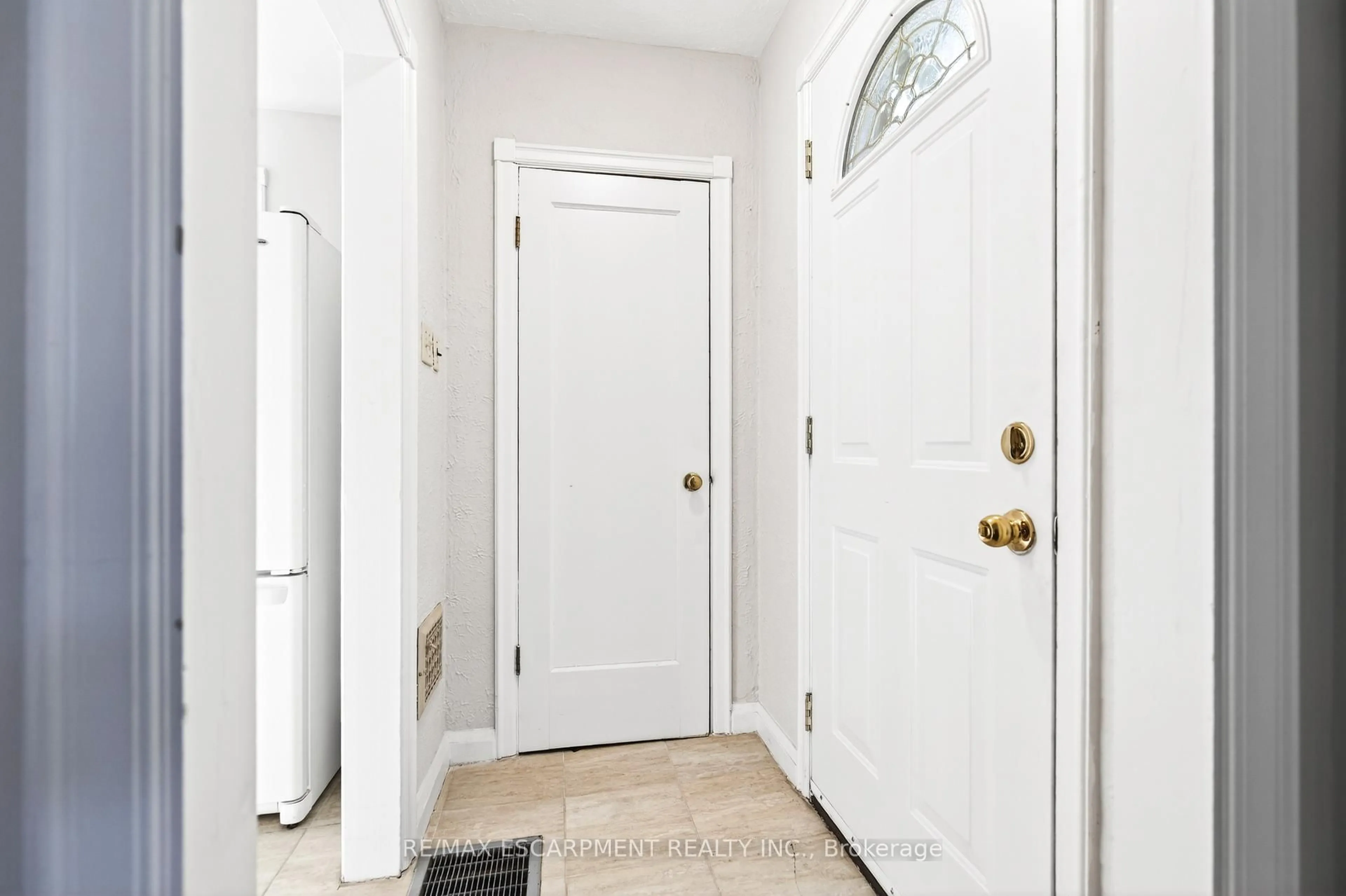 Indoor entryway for 269 Queensdale Ave, Hamilton Ontario L9A 1L3