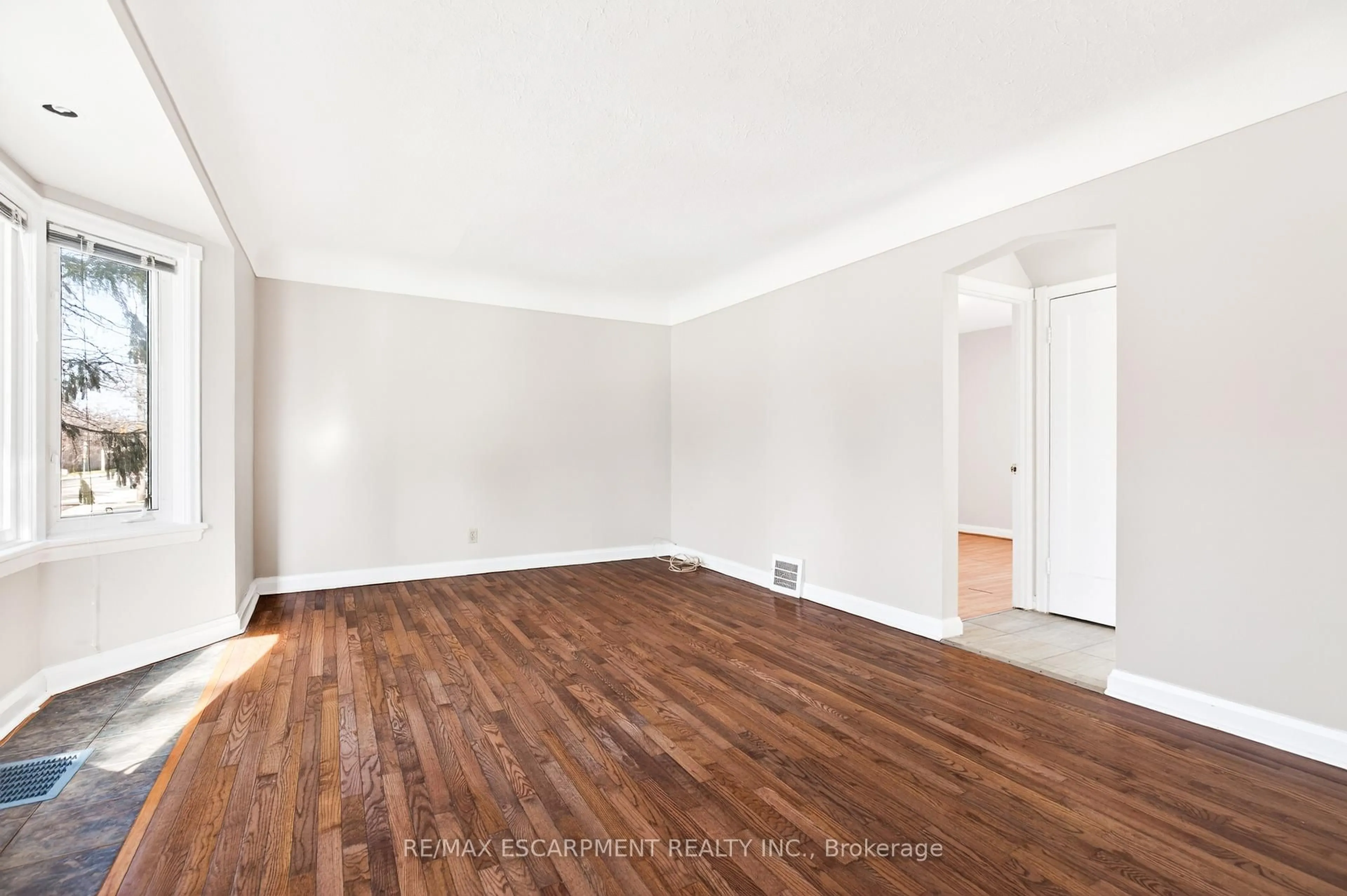 A pic of a room for 269 Queensdale Ave, Hamilton Ontario L9A 1L3