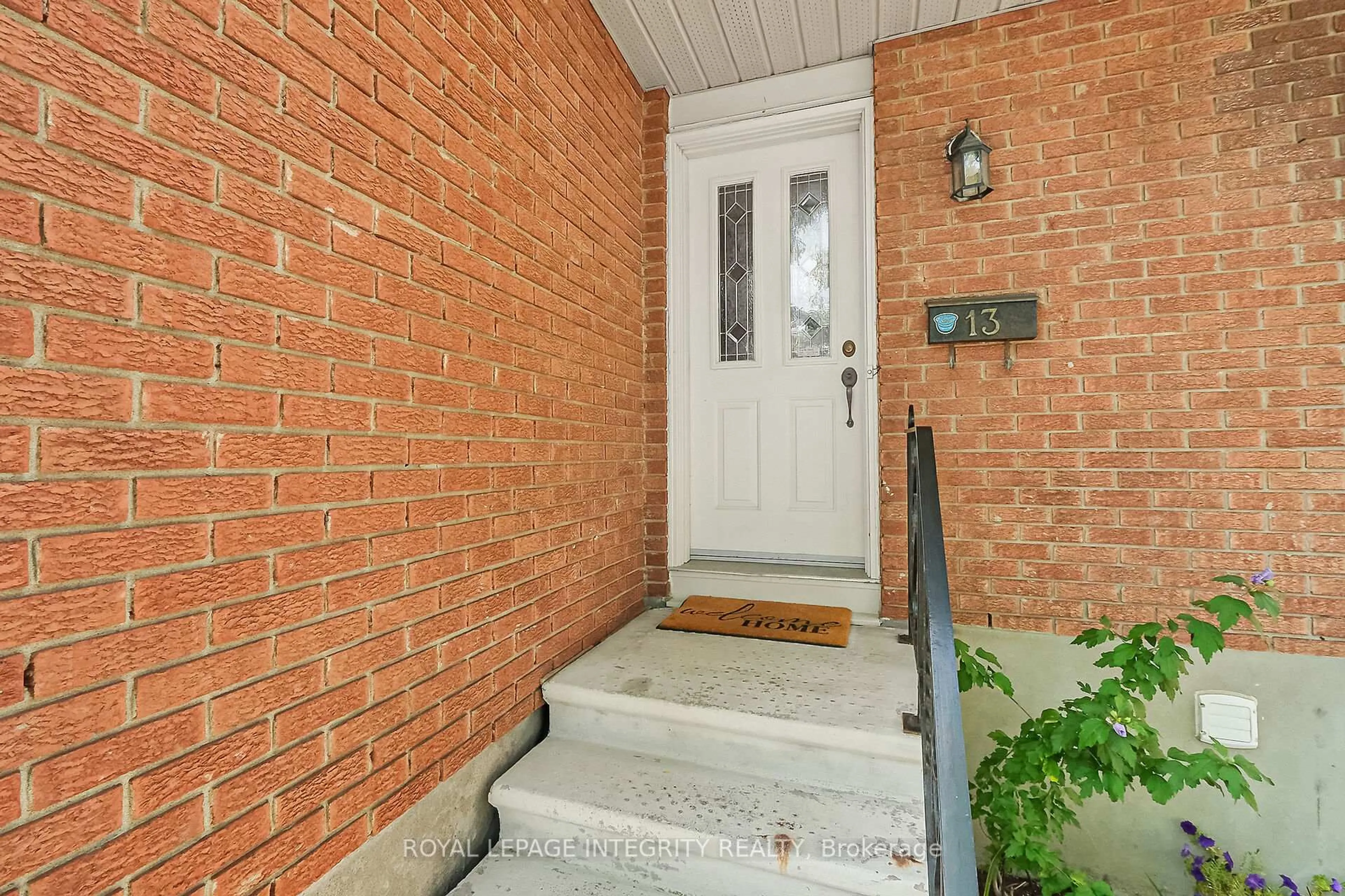 Indoor entryway for 2415 Southvale Cres #13, Ottawa Ontario K1B 4T9