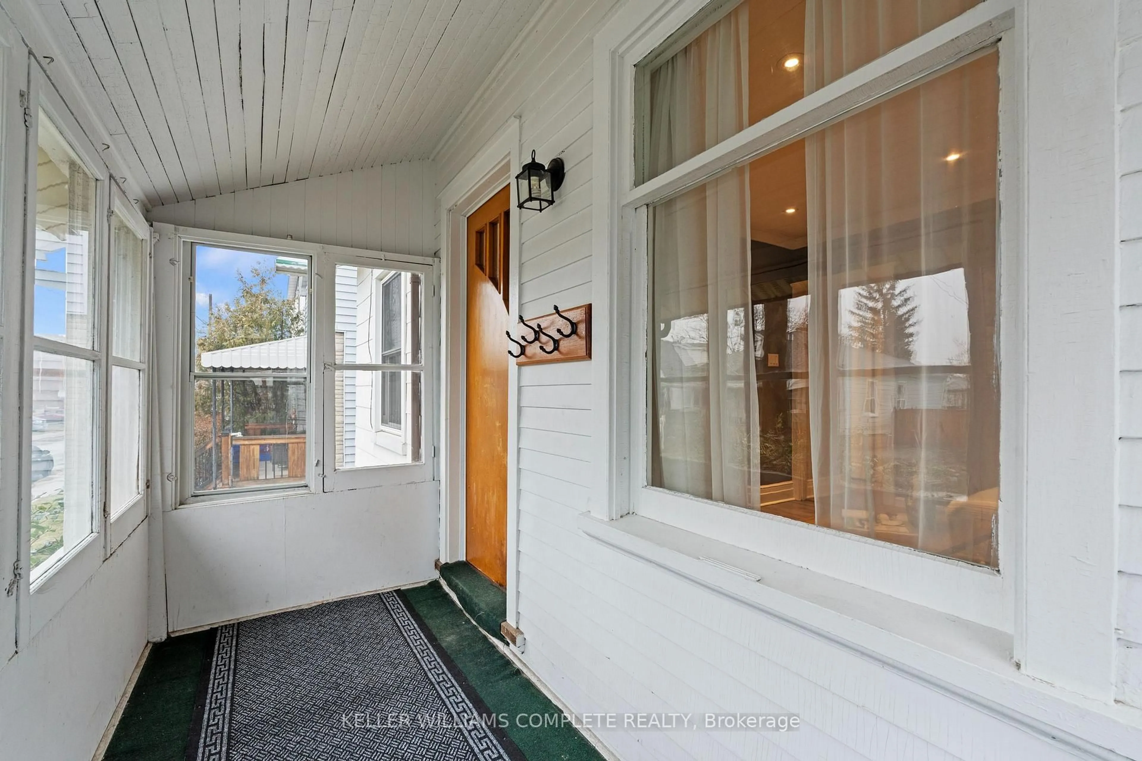 Indoor entryway for 26 Garside Ave, Hamilton Ontario L8H 4W2