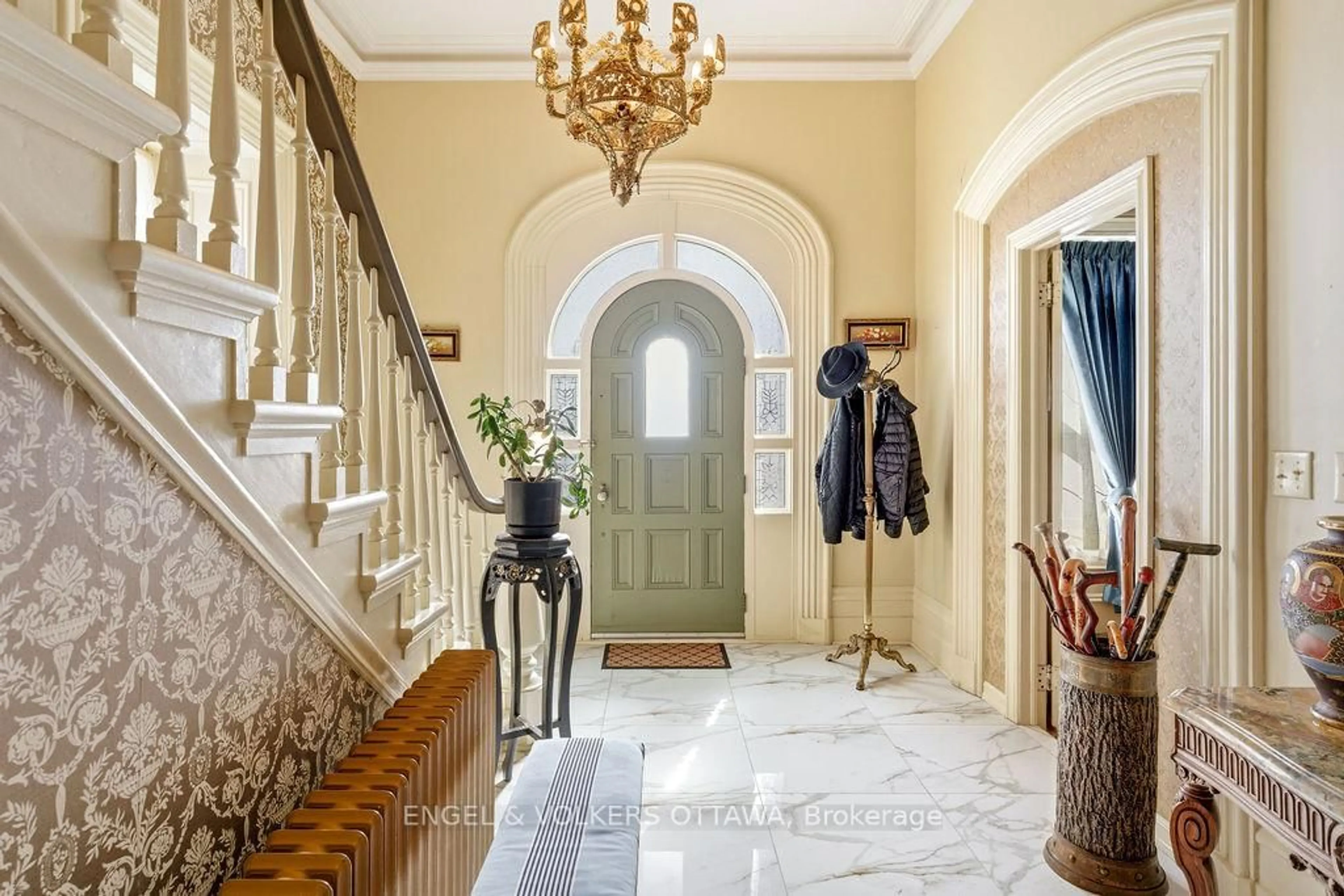 Indoor foyer for 382 Mcgill St, Hawkesbury Ontario K6A 1R2