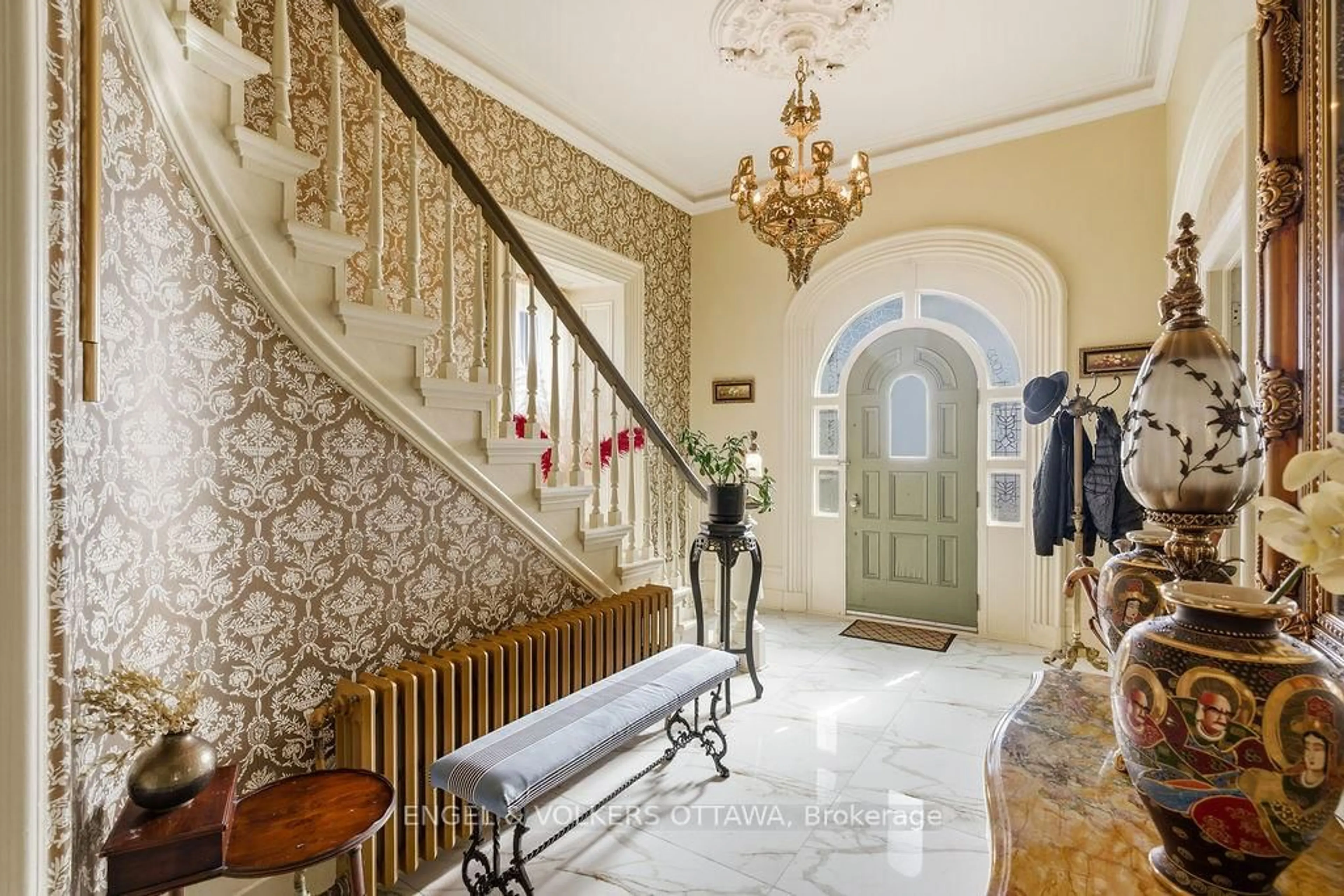 Indoor foyer for 382 Mcgill St, Hawkesbury Ontario K6A 1R2