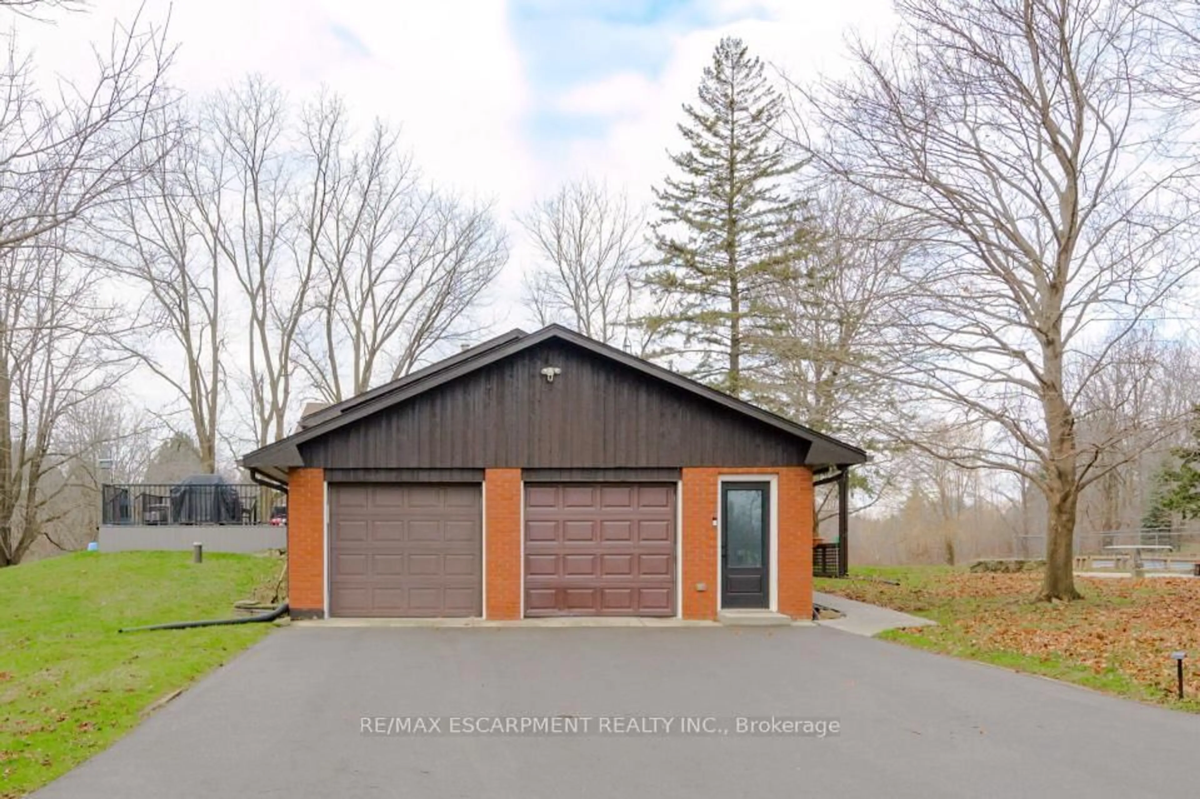 Indoor garage for 491 Highway 5, Hamilton Ontario L9H 5E2