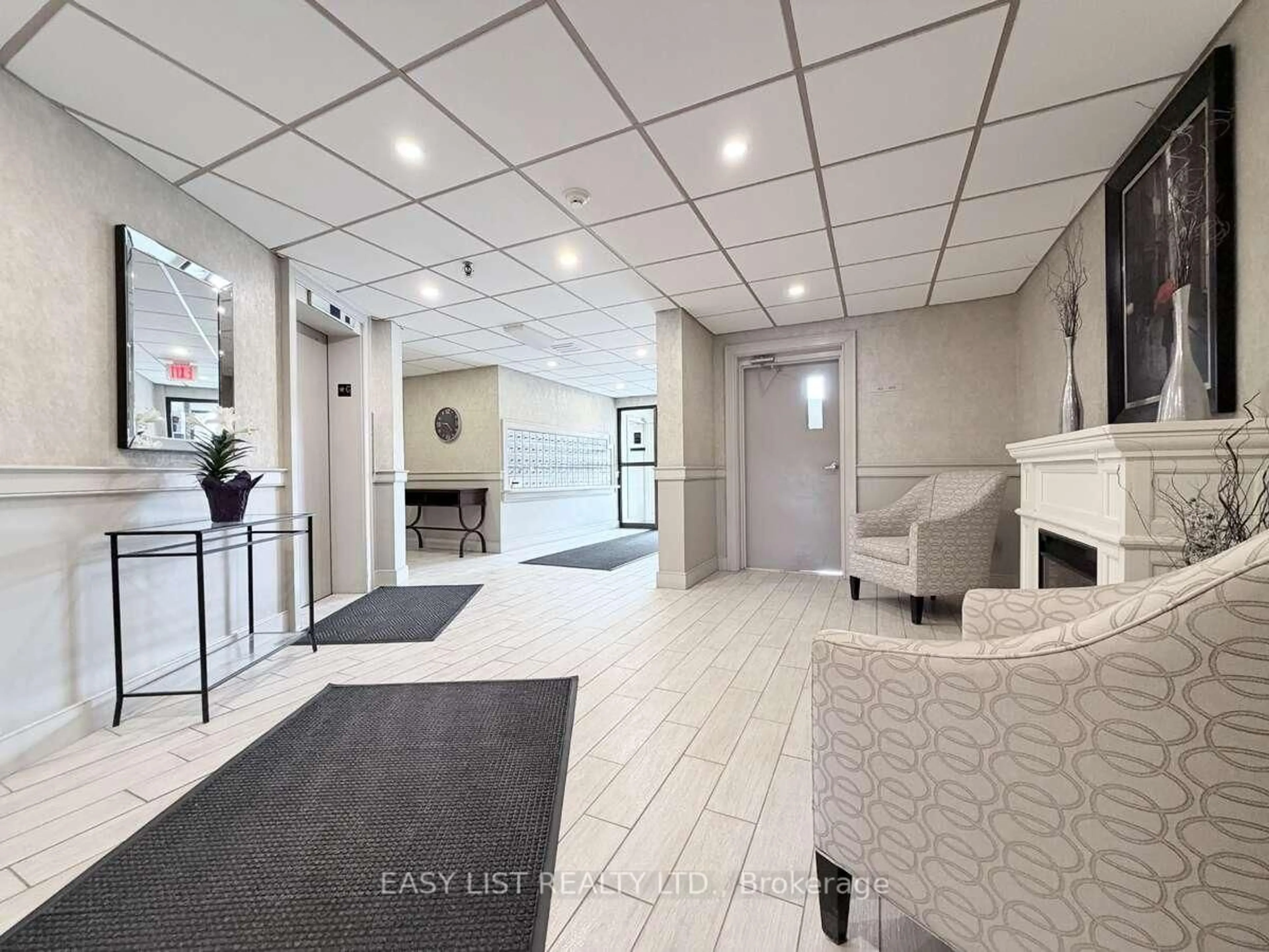 Indoor foyer for 358 Queen Mary Rd #609, Kingston Ontario K7M 7E8