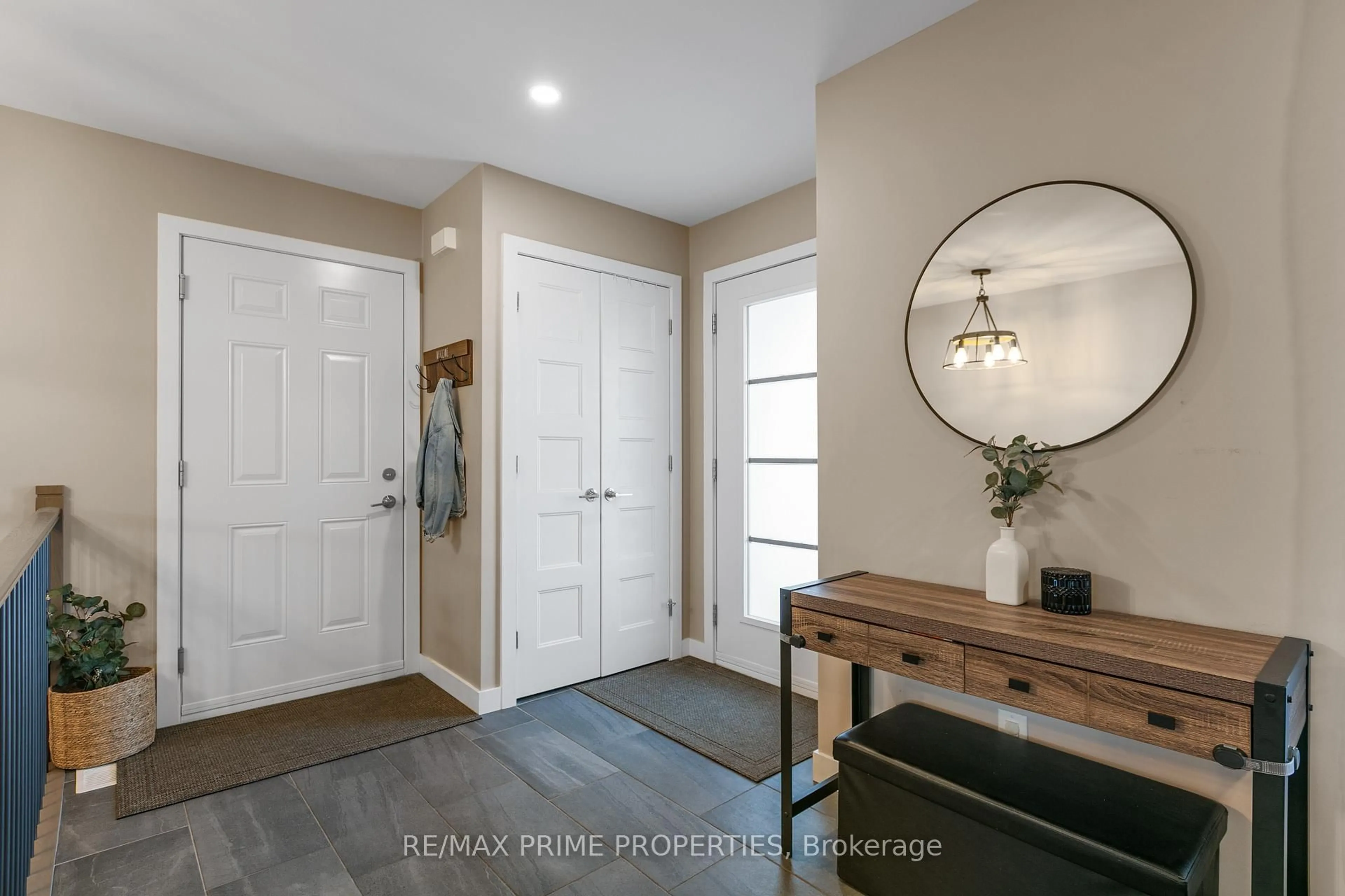 Indoor entryway for 208 Filion St, Russell Ontario K0A 1W0