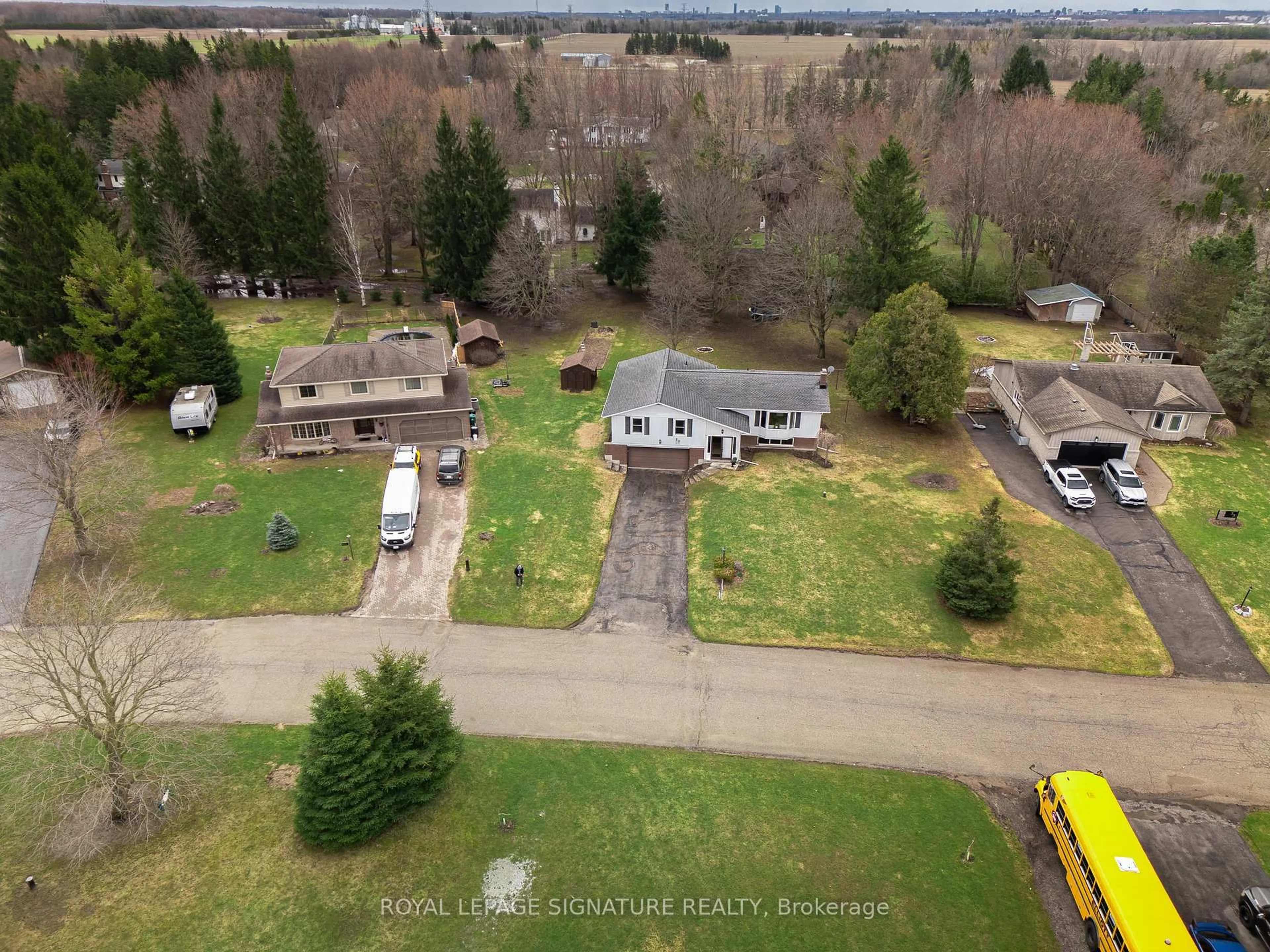 A pic from outside/outdoor area/front of a property/back of a property/a pic from drone, unknown for 27 Sunset Dr, Woolwich Ontario N0B 2V0