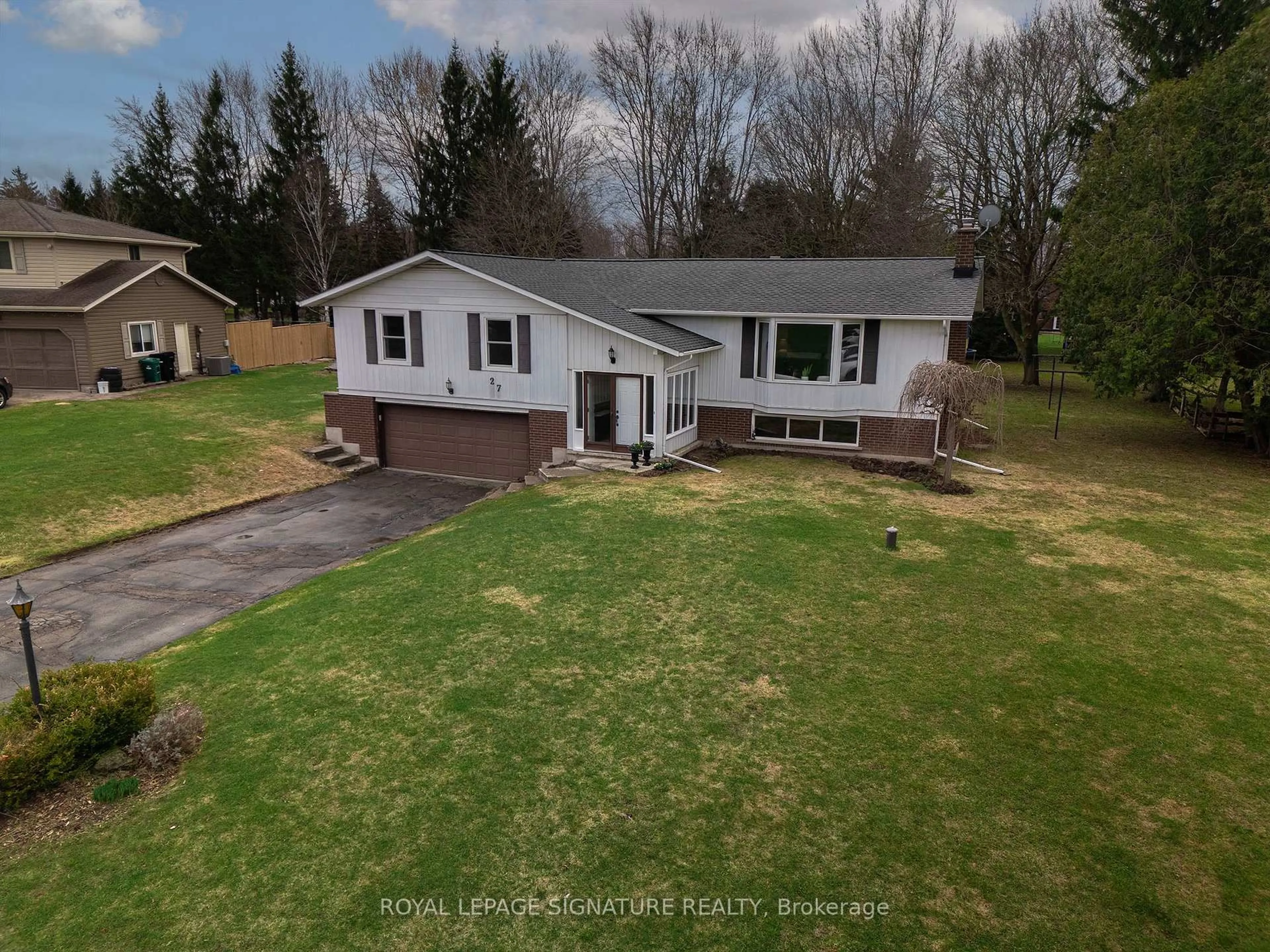 A pic from outside/outdoor area/front of a property/back of a property/a pic from drone, street for 27 Sunset Dr, Woolwich Ontario N0B 2V0