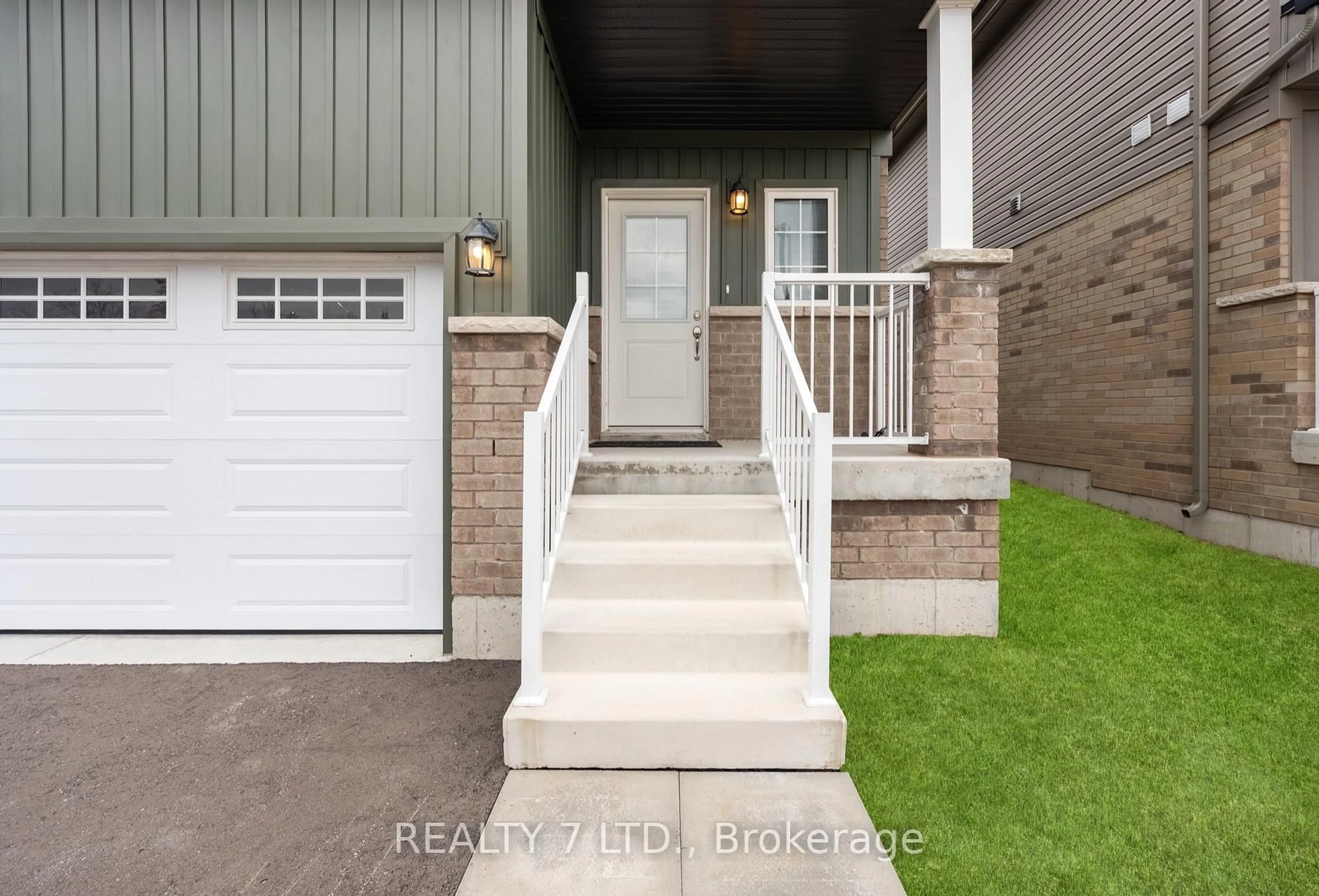Indoor entryway for 32 Hillcroft Way, Kawartha Lakes Ontario K0M 1A0