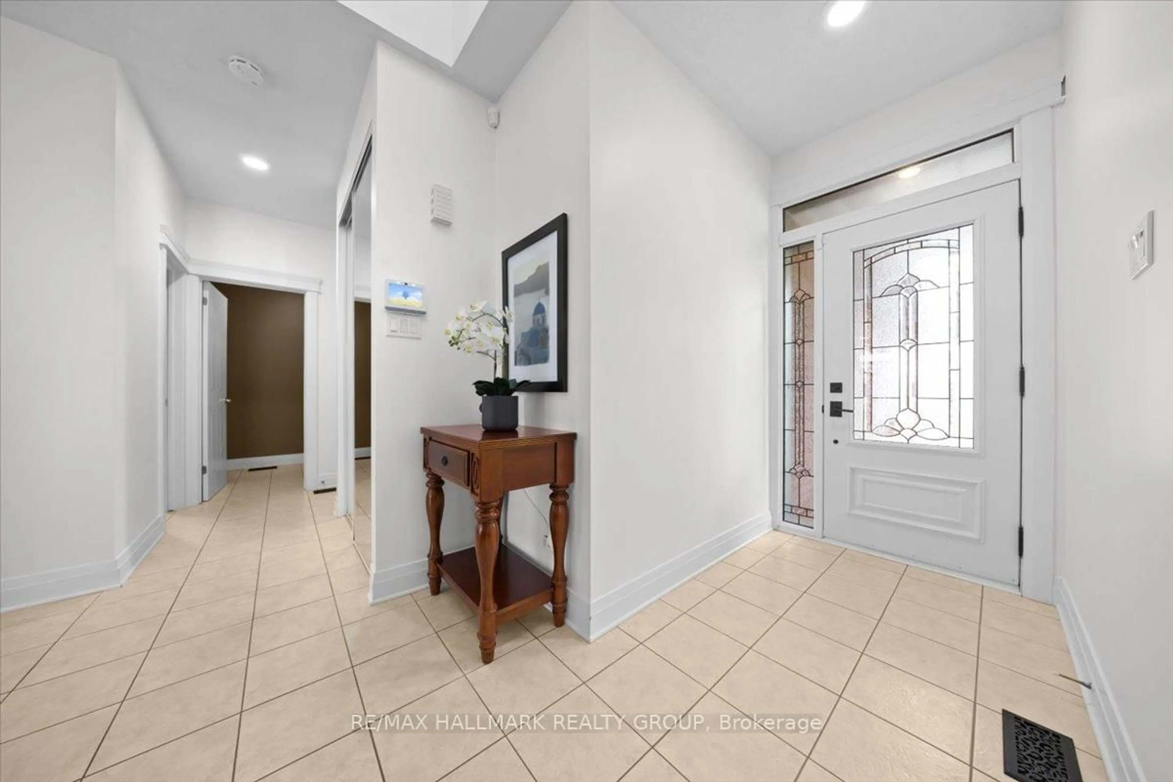 Indoor foyer for 5849 Gladewoods Pl, Ottawa Ontario K1W 1G6