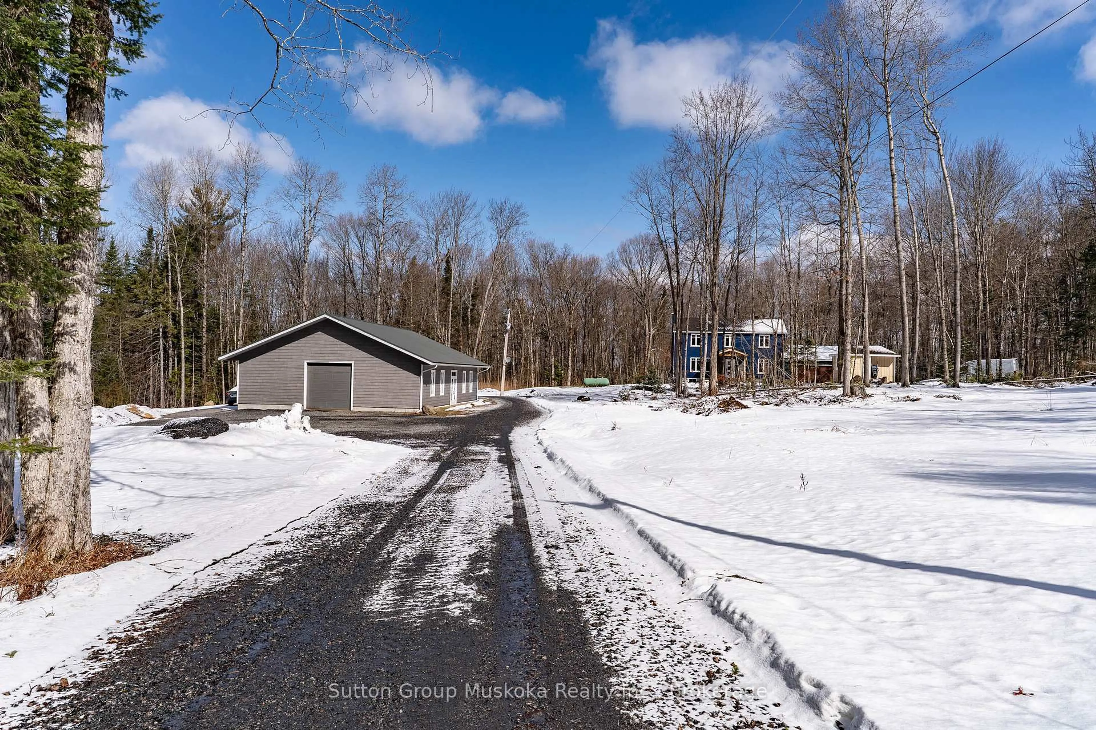 A pic from outside/outdoor area/front of a property/back of a property/a pic from drone, unknown for 2602 Muskoka 10 Rd, Huntsville Ontario P1H 2J3